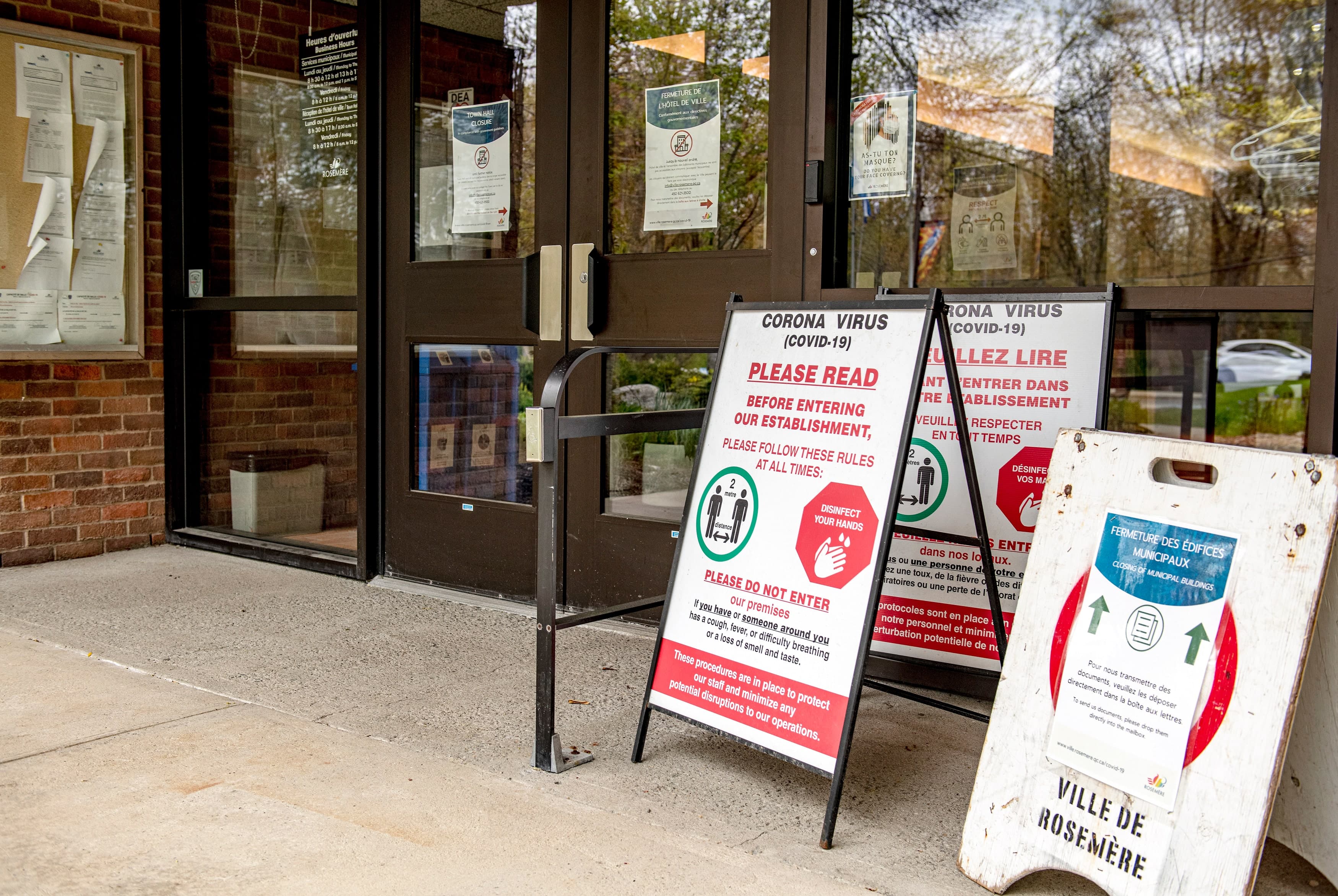 Une cinquantaine de municipalités québécoises, dont Rosemère, jouissent toujours du statut de ville bilingue. Les communications de Rosemère se font dans les deux langues, que ce soit sur la signalisation, le nom des rues ou les affiches.