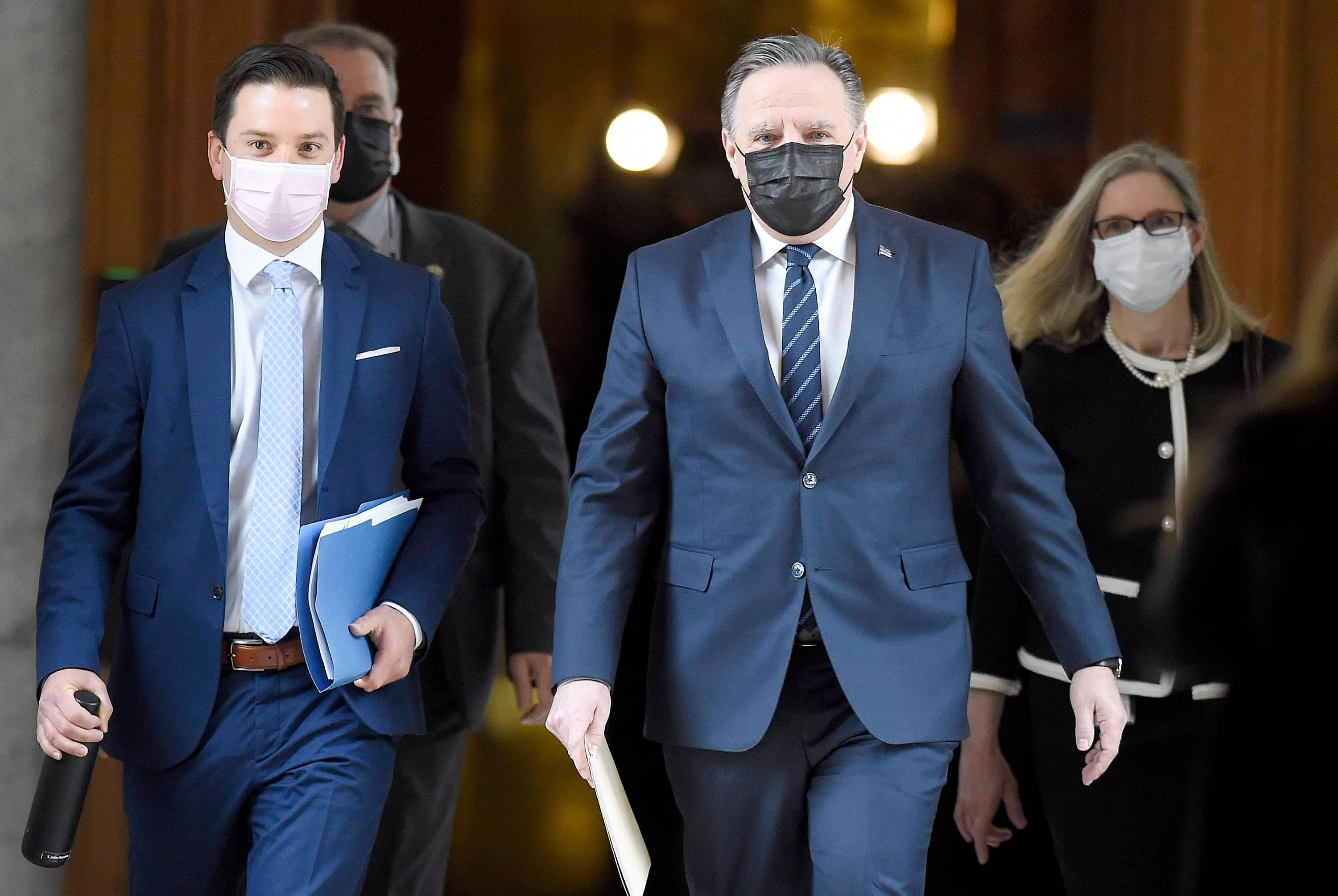 Le ministre responsable de la Langue française, Simon Jolin-Barrette, marche aux côtés du premier ministre François Legault, quelques instants avant de présenter aux médias l’importante réforme de la loi 101.