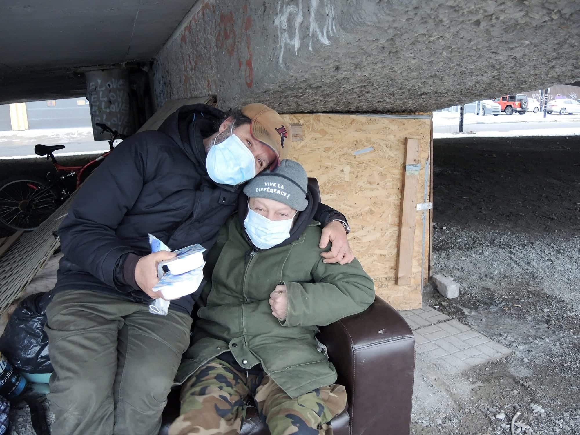 Jean-François Provost (à droite sur la photo) en compagnie de Jean-René Bernier, qui vient lui porter un repas.
