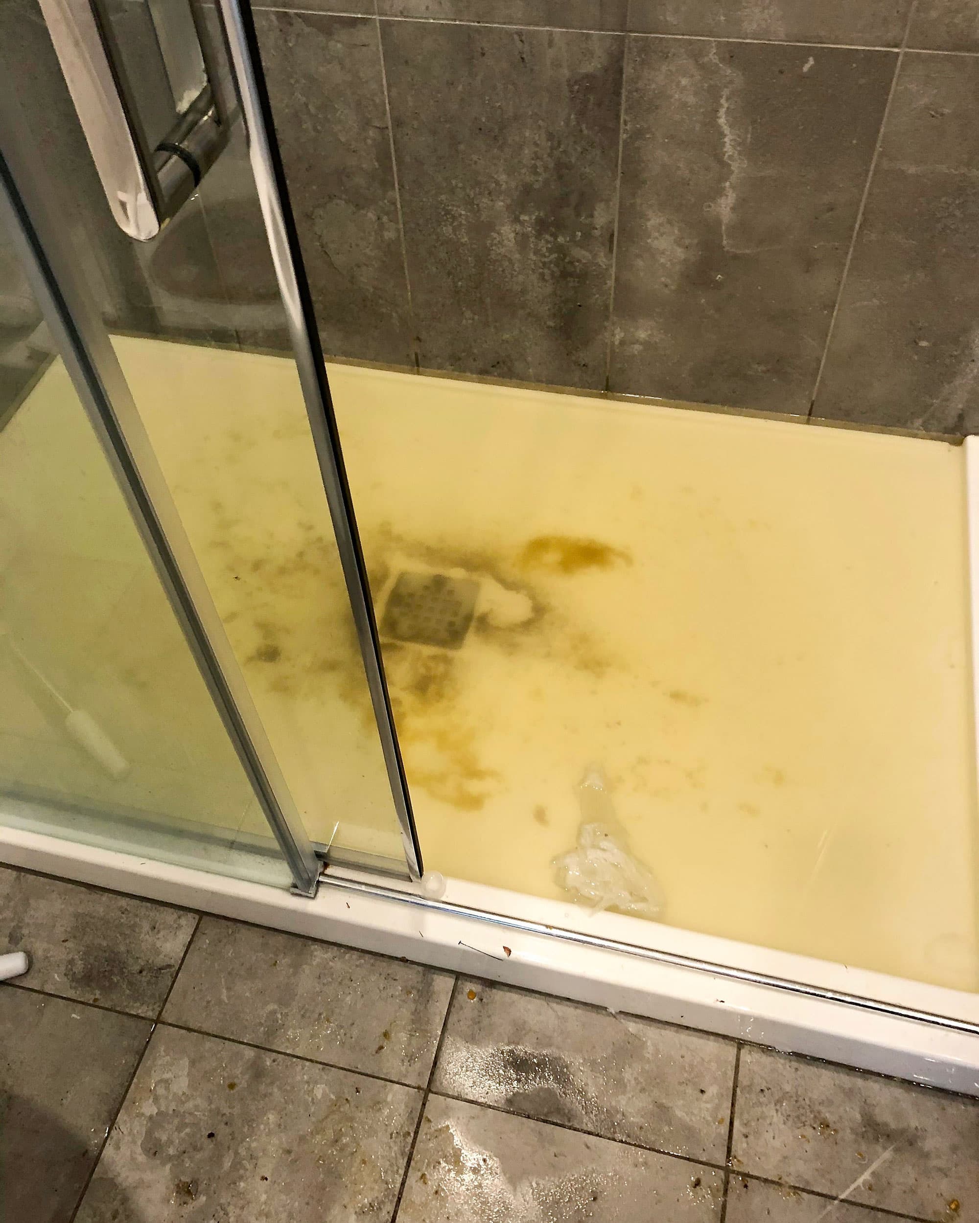 La douche a été bouchée avec une substance inconnue.