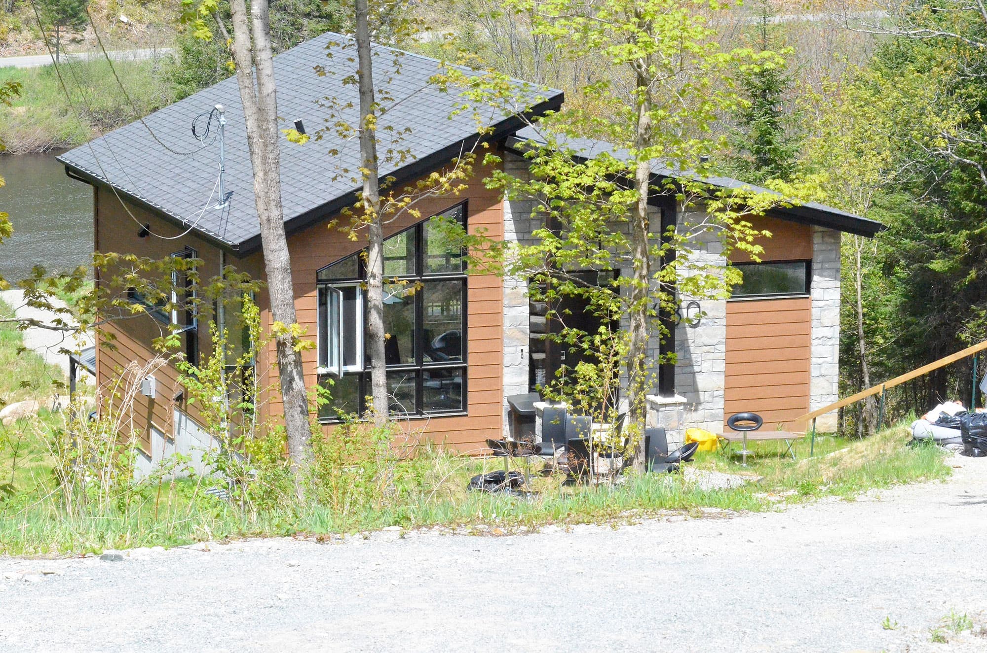 Le mignon chalet de Sainte-Béatrix a été laissé en piteux état, avec une tonne de vaisselle sale et de nombreux bris.