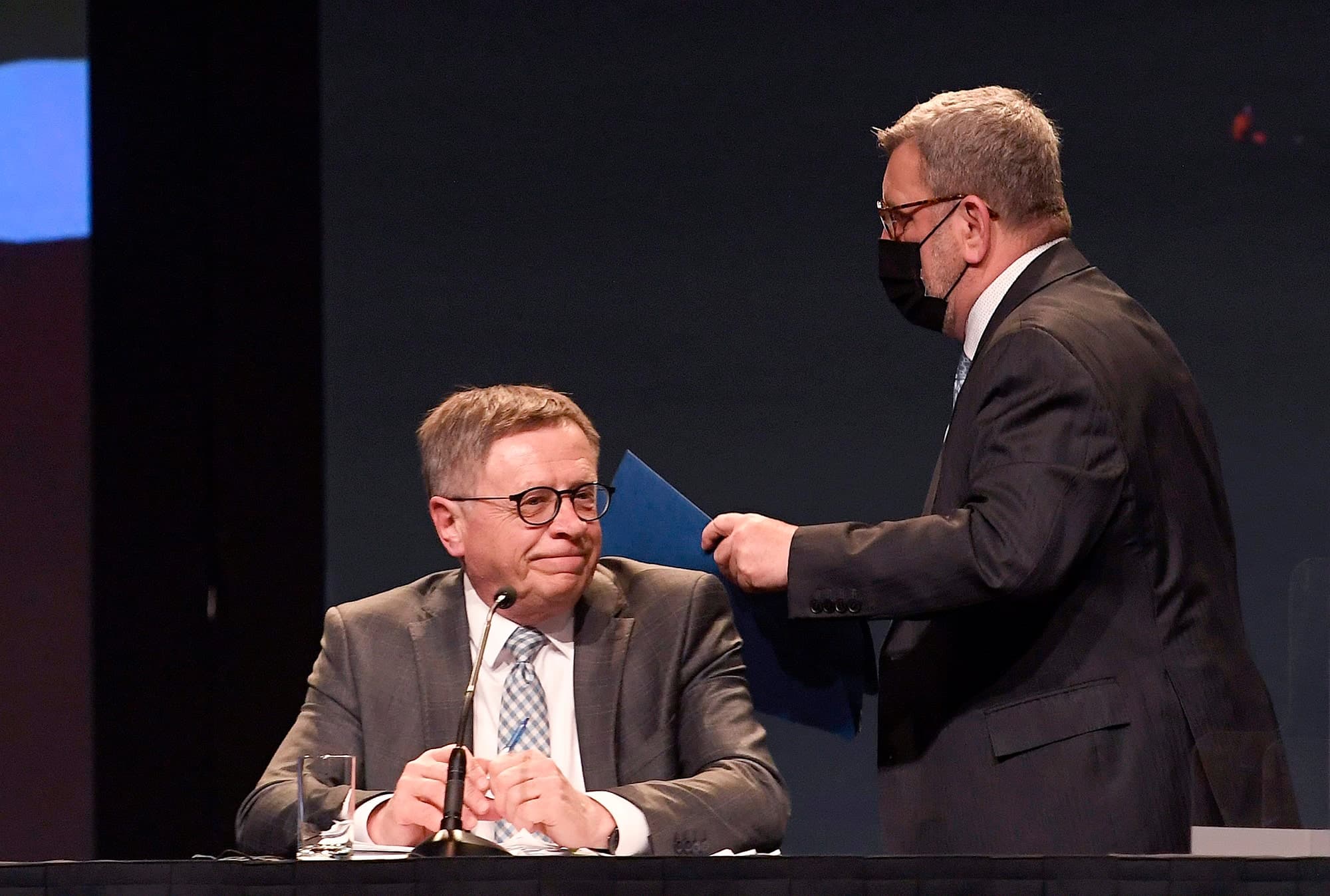 Pressé de se rendre à l’hôtel de ville pour le conseil municipal, le maire de Québec, Régis Labeaume, a quitté la conférence de presse, à laquelle participait aussi le maire de Lévis, Gilles Lehouillier.
