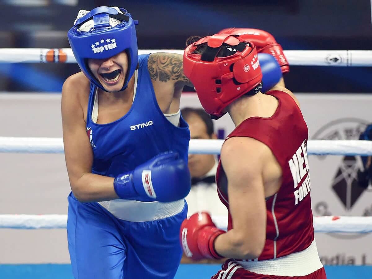 Tammara Thibeault (en bleu) lors d’un combat chez les 75 kg à New Delhi en 2018. Elle affronte présentement des hommes à l’entraînement parce qu’il est difficile de dénicher des partenaires en raison des restrictions sanitaires reliées à la pandémie.