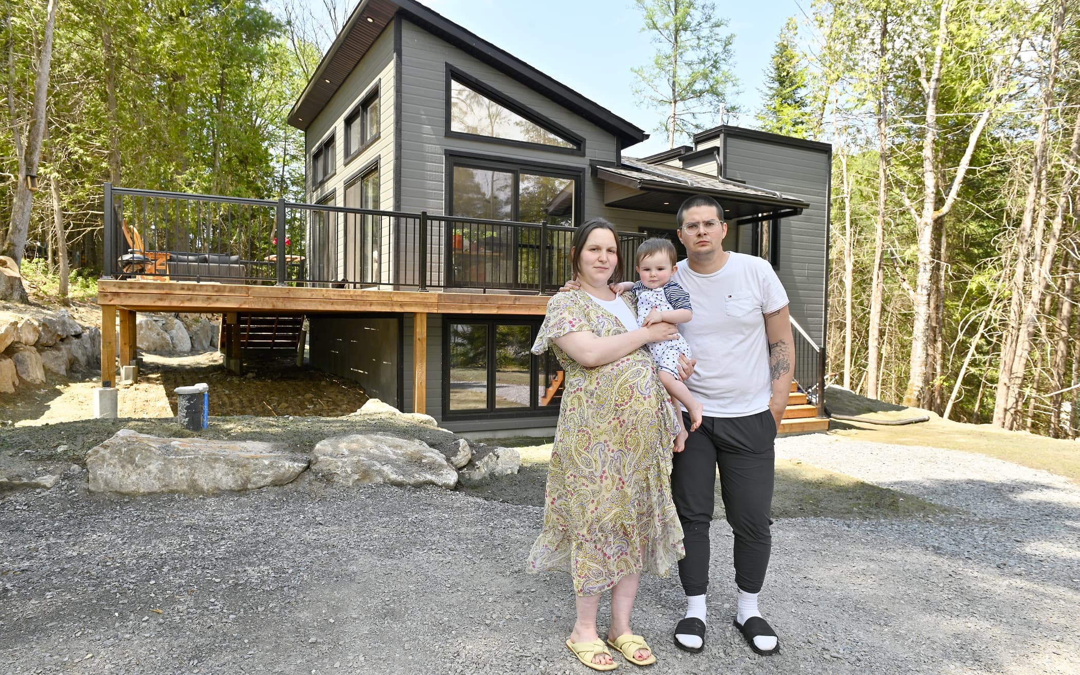 Jasmine Villeneuve et Jules Bruneau avec leur garçon de 1 an, devant la maison qu’ils ont bien failli ne pas avoir. « On a eu vraiment peur de se retrouver à la rue », dit la jeune maman.