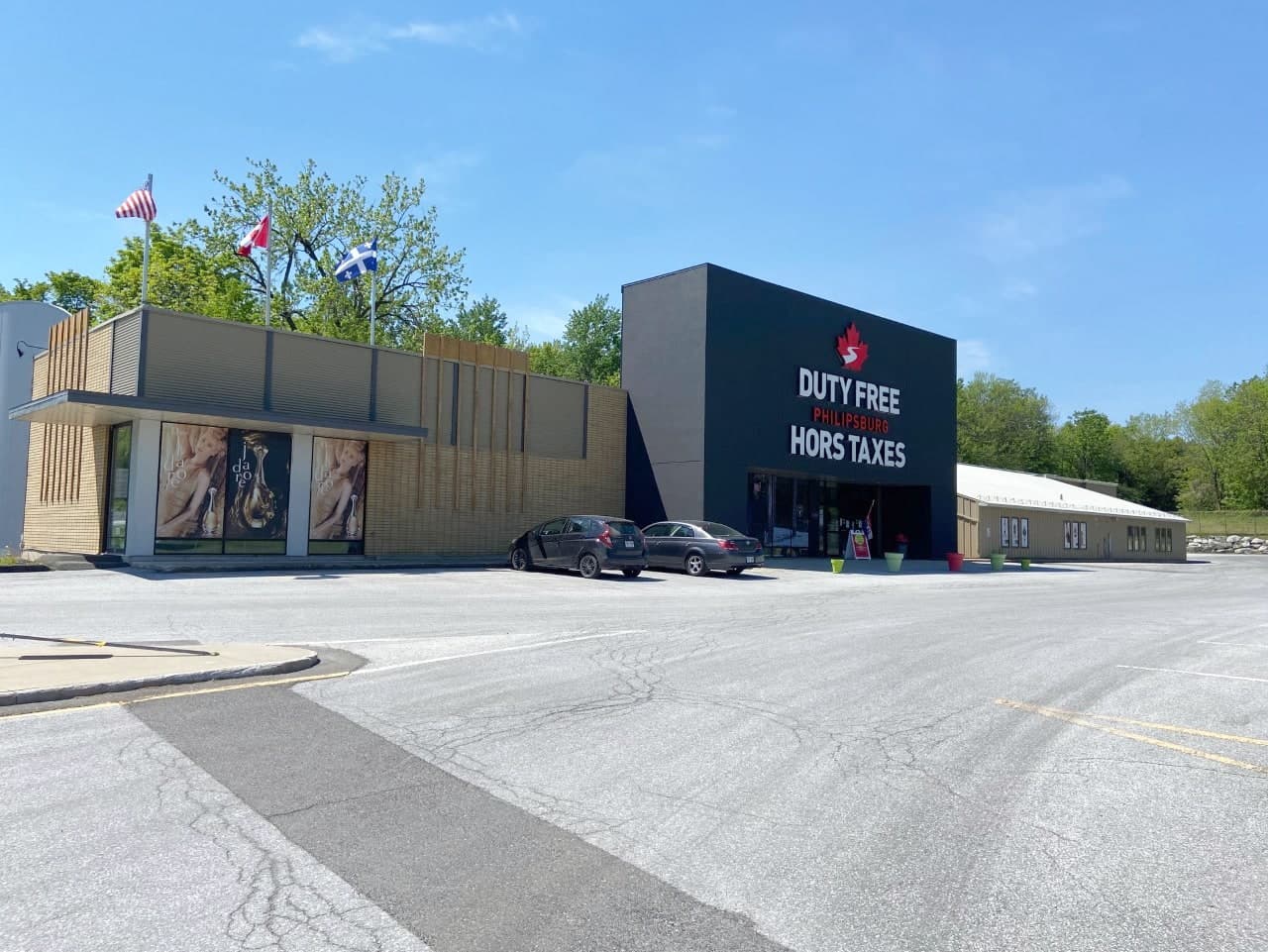 La pandémie a divisé par 50 le chiffre d’affaires de la boutique hors taxes de Philipsburg, en Montérégie. Ses heures d’ouverture ont été considérablement réduites. Les camionneurs sont devenus sa principale clientèle.