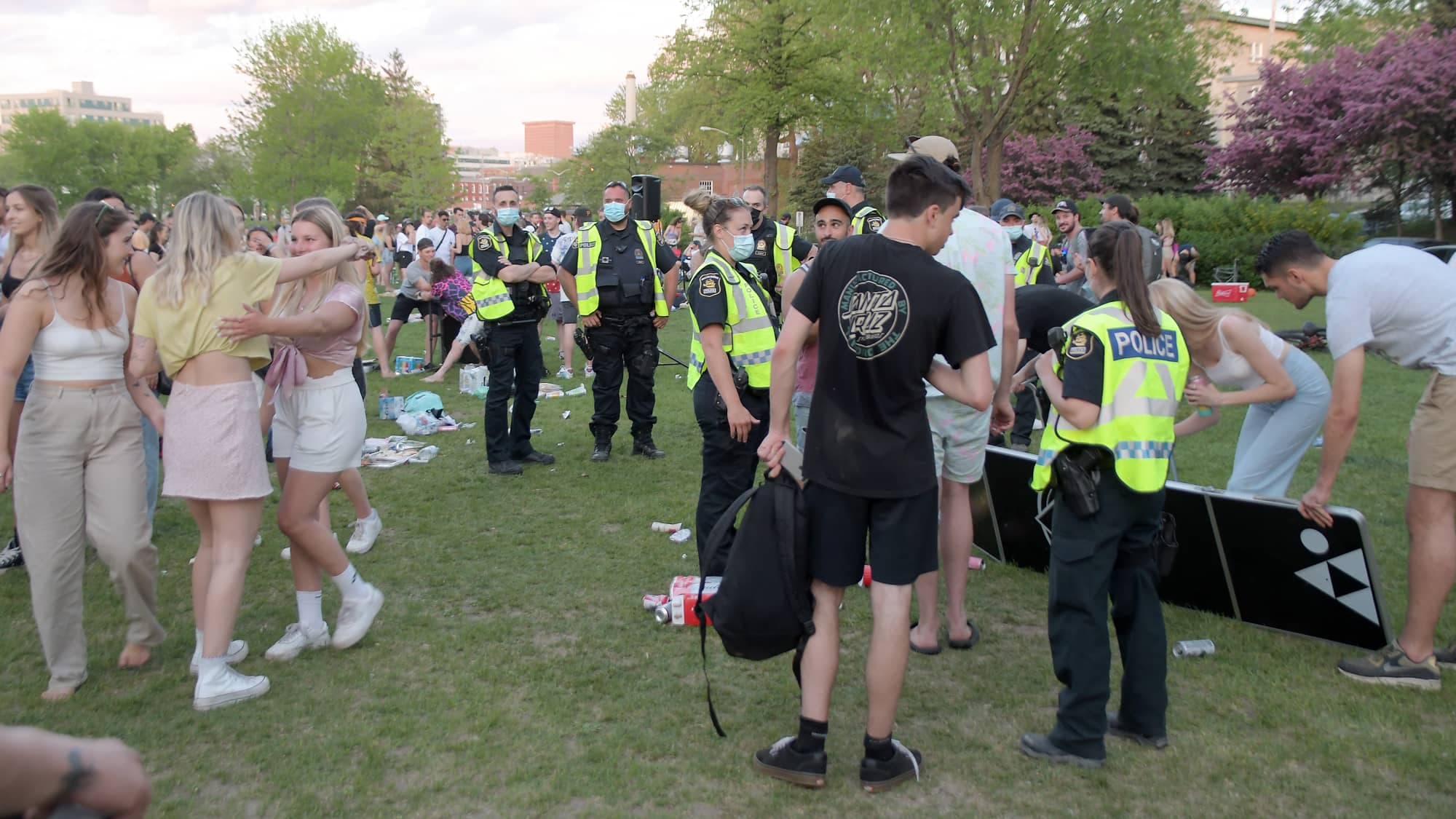 Les policiers ont arpenté le parc, mais ne sont pas intervenus malgré l’absence de distanciation dans plusieurs groupes.
