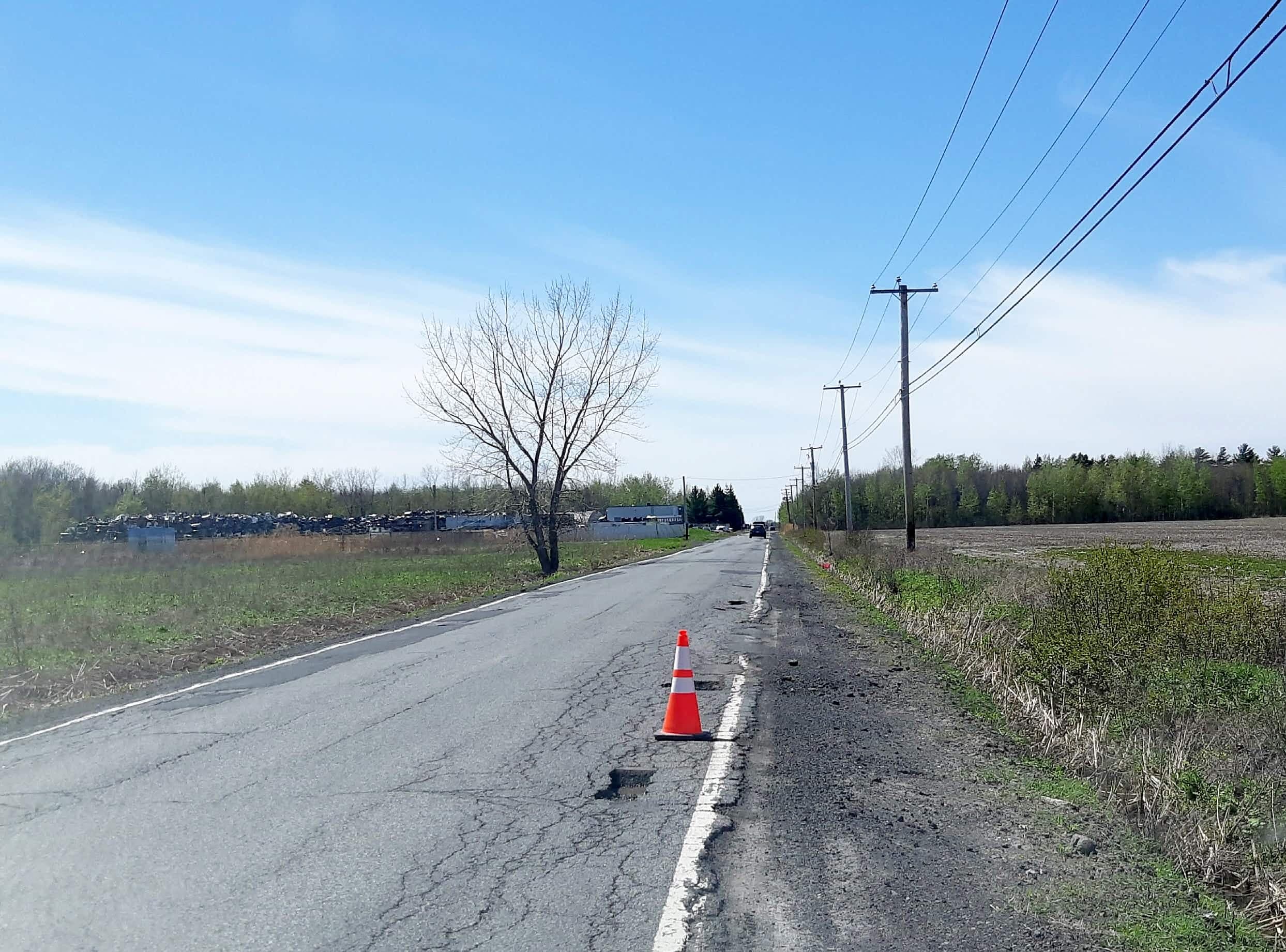 Un cône posé par Nathalie Chouinard dans un des nids-de-poule sur cette route.