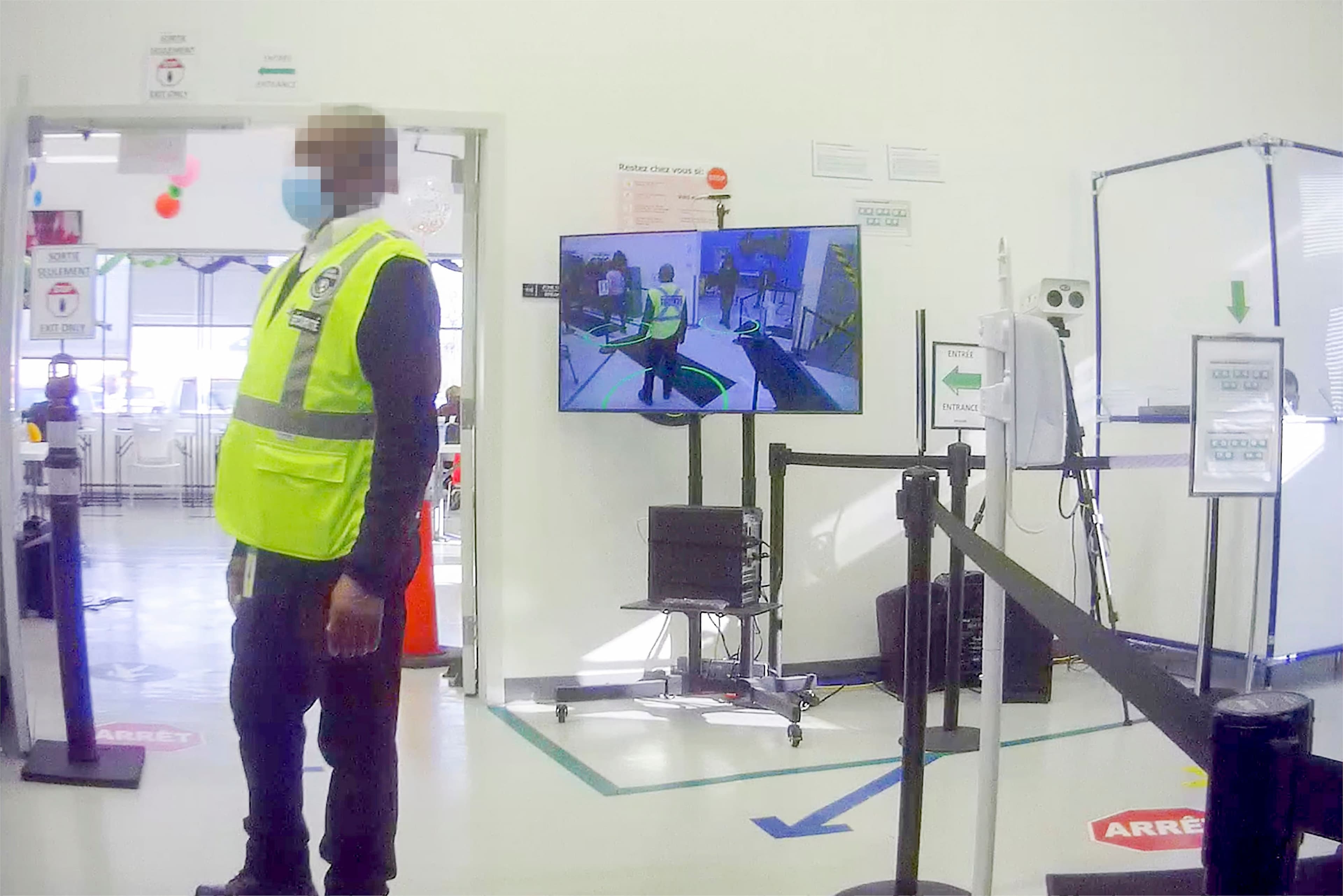Les caméras de surveillance sont partout au centre de distribution d’Amazon. À cause de la COVID, certaines mesuraient la distance entre employés.