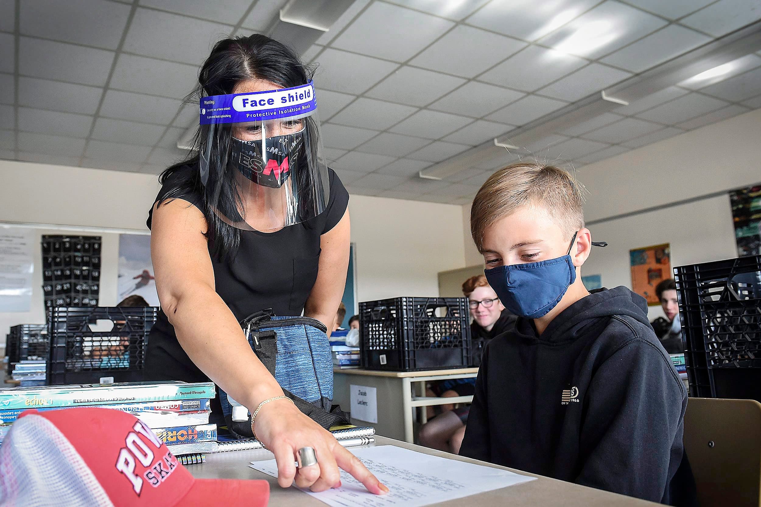 Dès l’an prochain, les écoles du Québec, dont l’école secondaire du Mont-Sainte-Anne, seront dotées d’un lecteur de CO2 informatisé. Sur la photo, l’enseignante Cathy Duclos et son élève Ely Boucher, photographiés au début de l’année scolaire avec leurs masques et la visière pour la professeure.