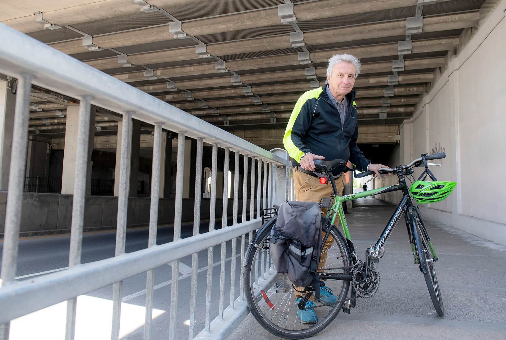 Jules Lefebvre est retourné sur les lieux de son accident. En 2015, il a chuté sur un nid-de-poule de 50 cm de large et d’une profondeur de 8 cm sur la rue Saint-Hubert, sous le viaduc des Carrières.