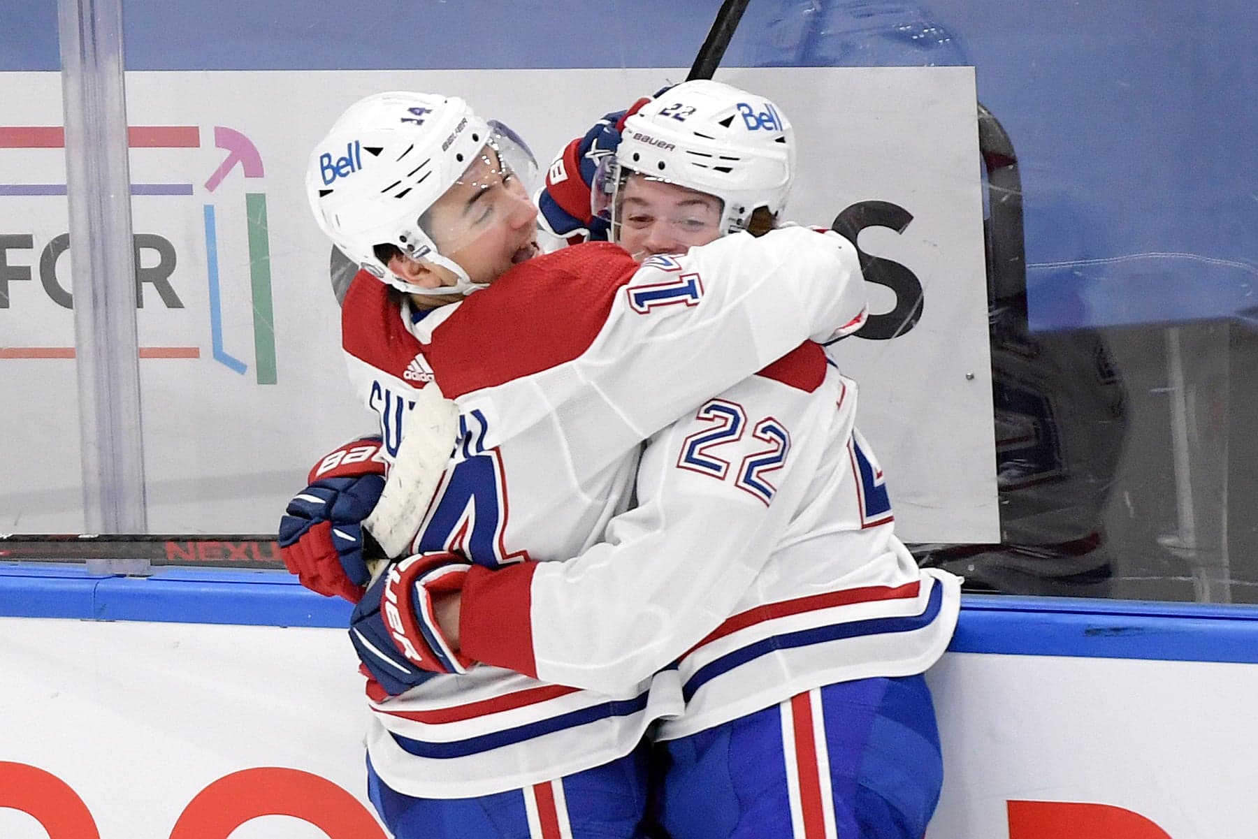 Nick Suzuki est fou de joie et il a sauté dans les bras de Cole Caufield après avoir enfilé le but victorieux en prolongation, jeudi soir.