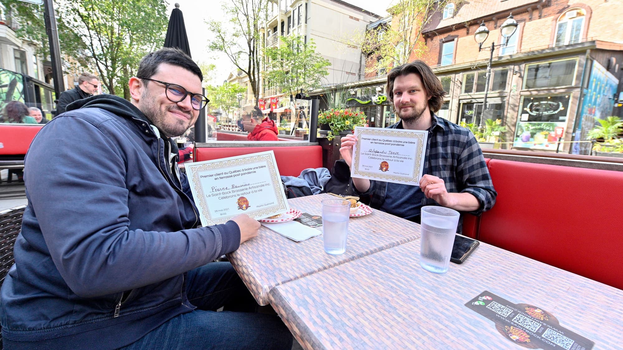 Pierre Bausière et Alexandre Theve ont reçu des « certificats » fantaisistes pour attester qu’ils étaient les premiers à boire légalement une bière en terrasse à Montréal en 2021.