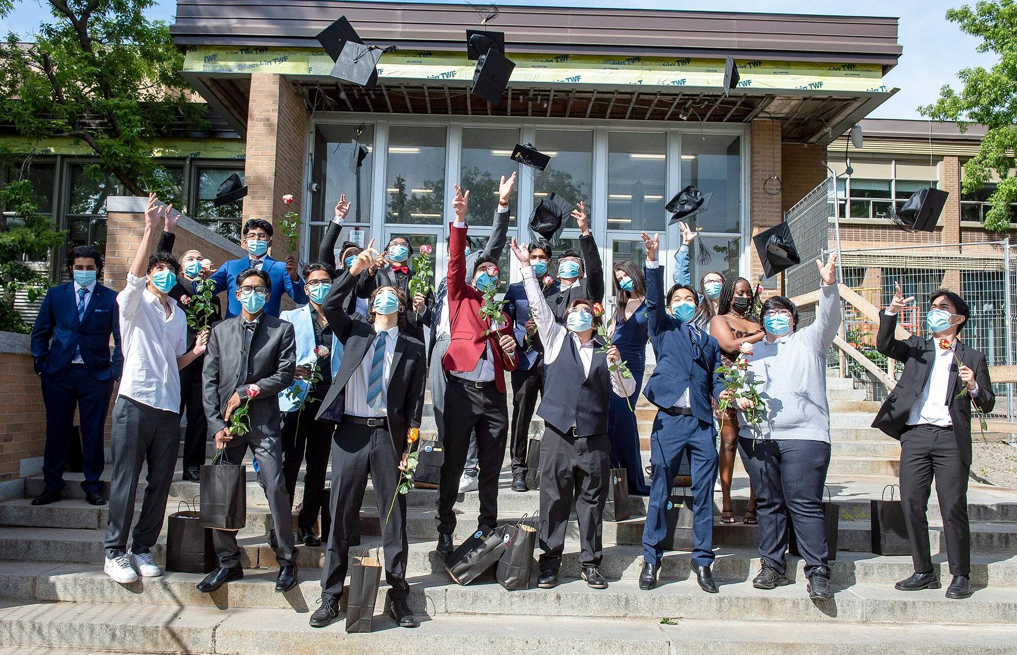 Des finissants chanceux de l’école secondaire La Voie, à Montréal, ont pu avoir une cérémonie en bulle-classe l’été dernier.