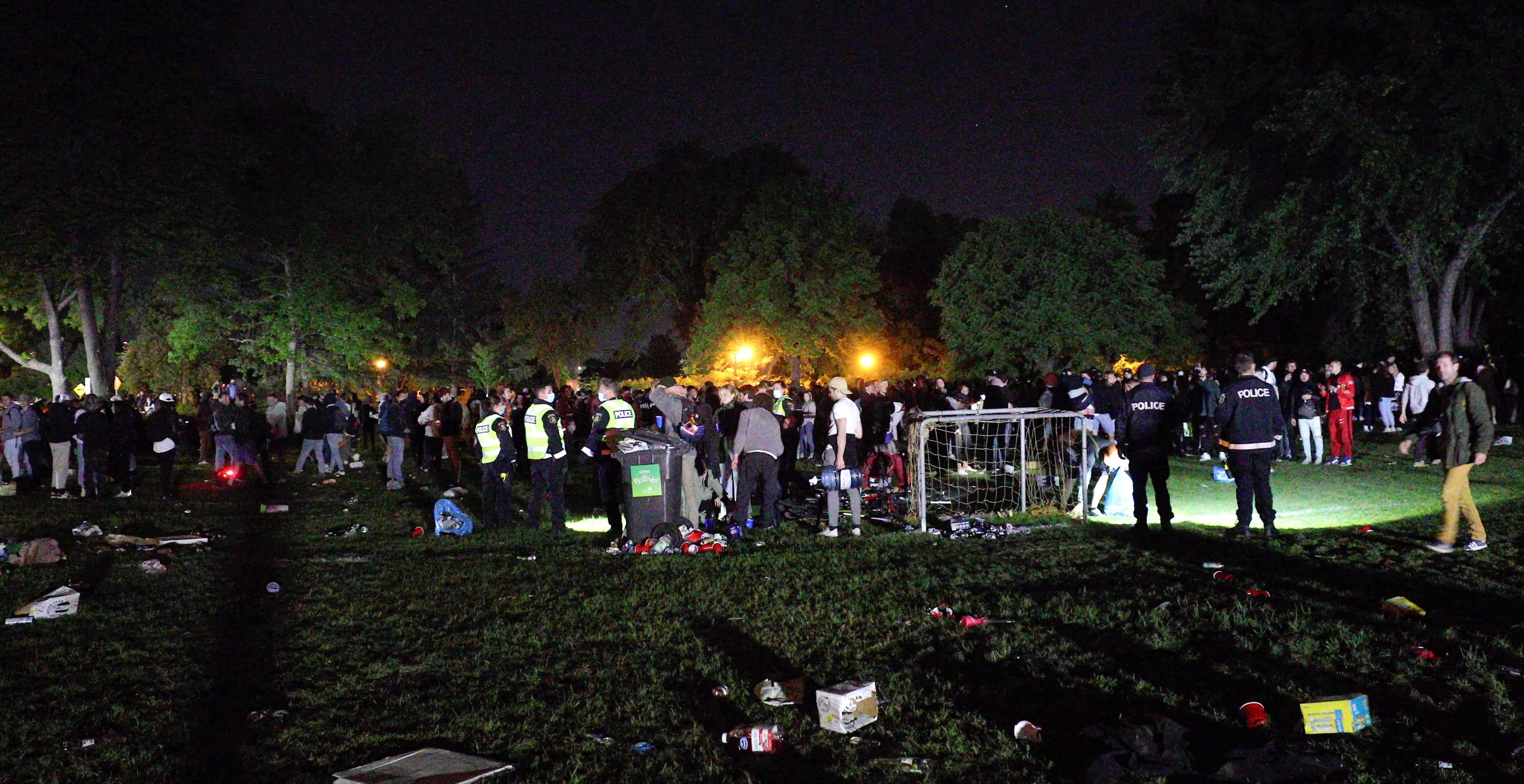 Les policiers du SPVQ n’ont eu d’autres choix que d’intervenir vendredi soir, au parc Victoria, pour disperser la foule nombreuse.