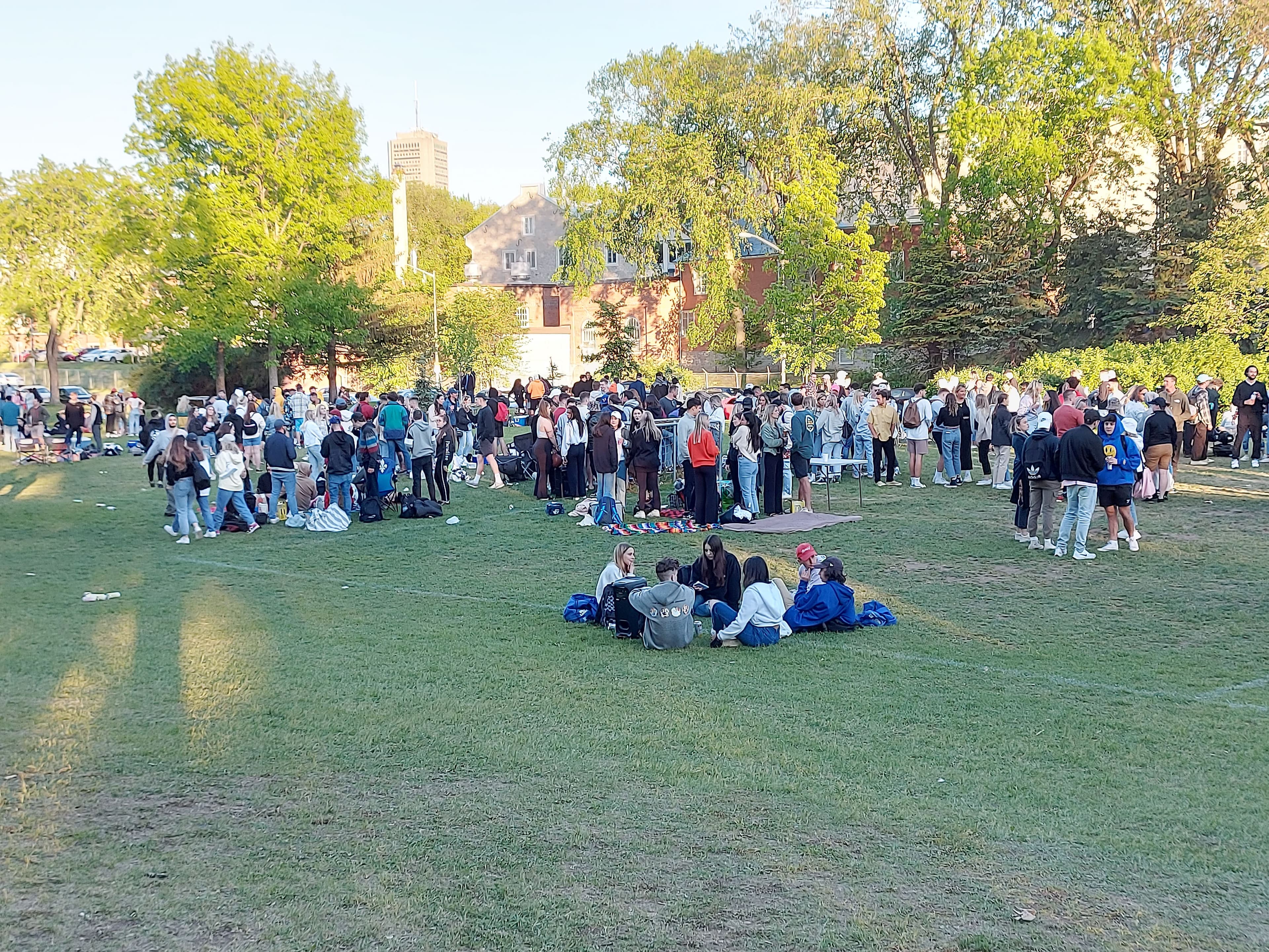 Le parc a de nouveau été le théâtre de rassemblements, samedi soir, mais beaucoup moins importants que la veille.