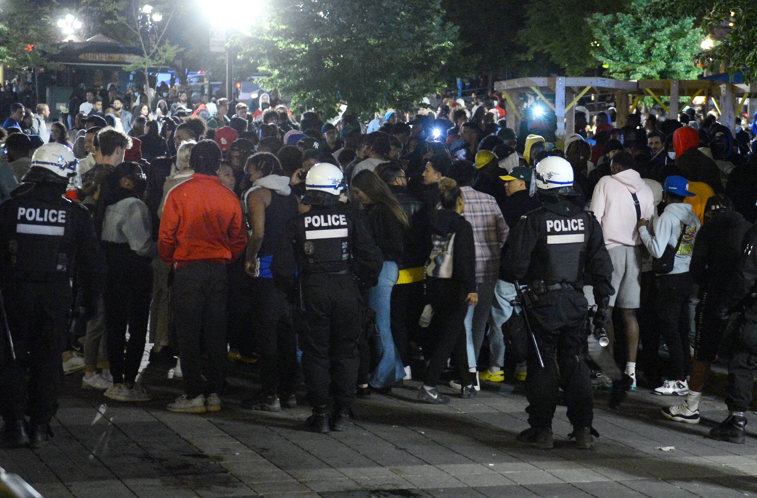 La police est intervenue dans la nuit de samedi à dimanche sur la place Jacques-Cartier dans le Vieux-Montréal après qu’une foule s’y soit rassemblée pour faire la fête et que les choses aient dégénéré pour un deuxième soir de suite.