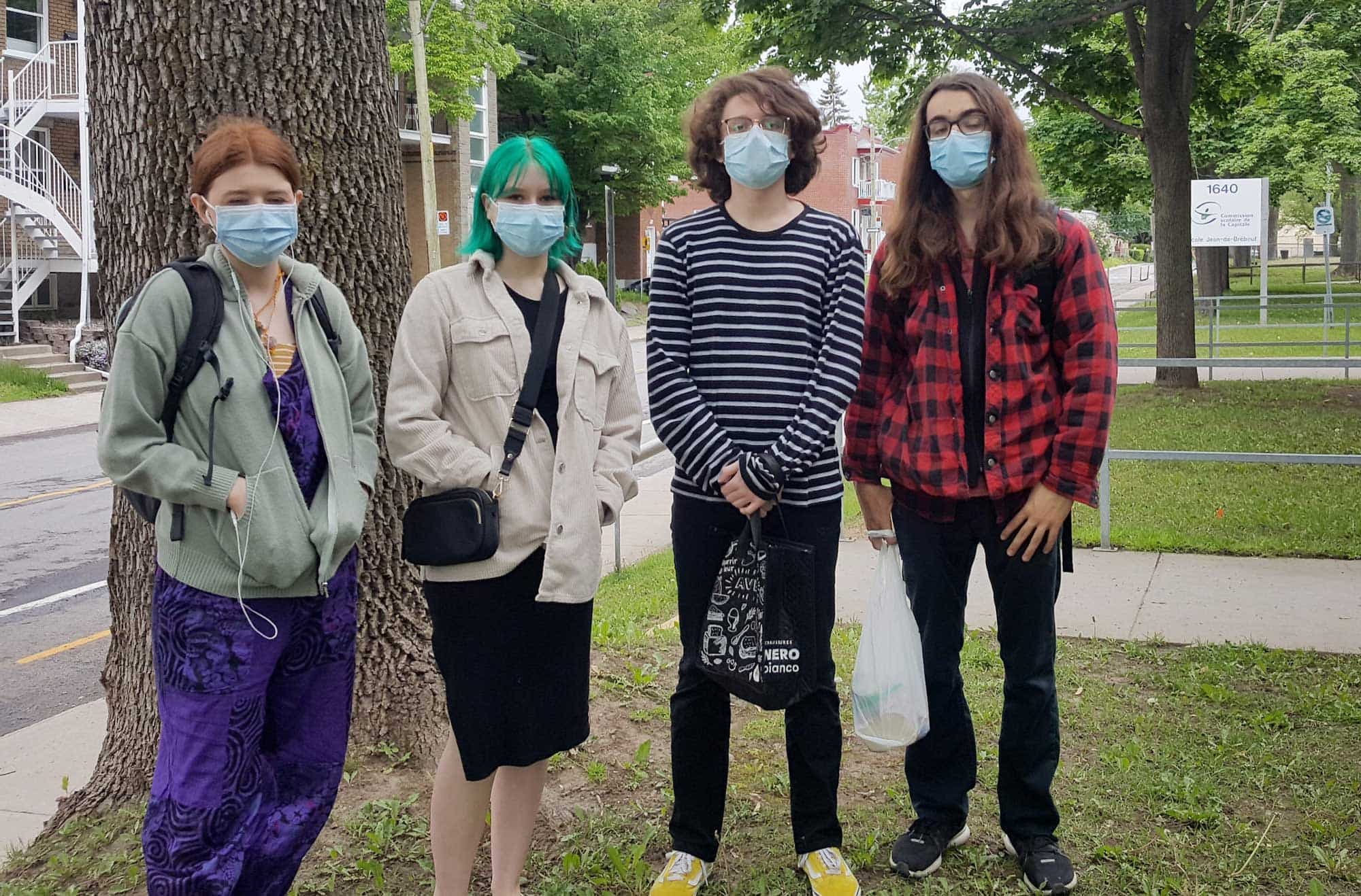 Laura Arsenault, Charlotte Cloutier, Jason Labrie et Étienne Racine, élèves de 4e et 5e sec. de l’école Jean-de-Brébeuf.