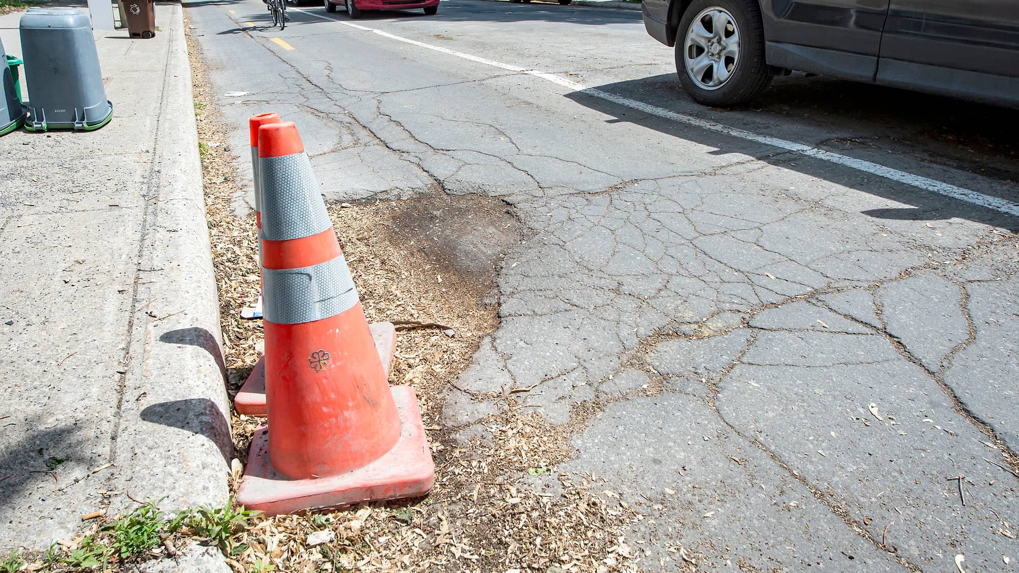 Plusieurs cyclistes nous ont signalé la bande cyclable sur la rue Boyer, comme ici près de la rue Saint-Zotique à Montréal. Ces bandes en bord de rues demandent un entretien régulier.