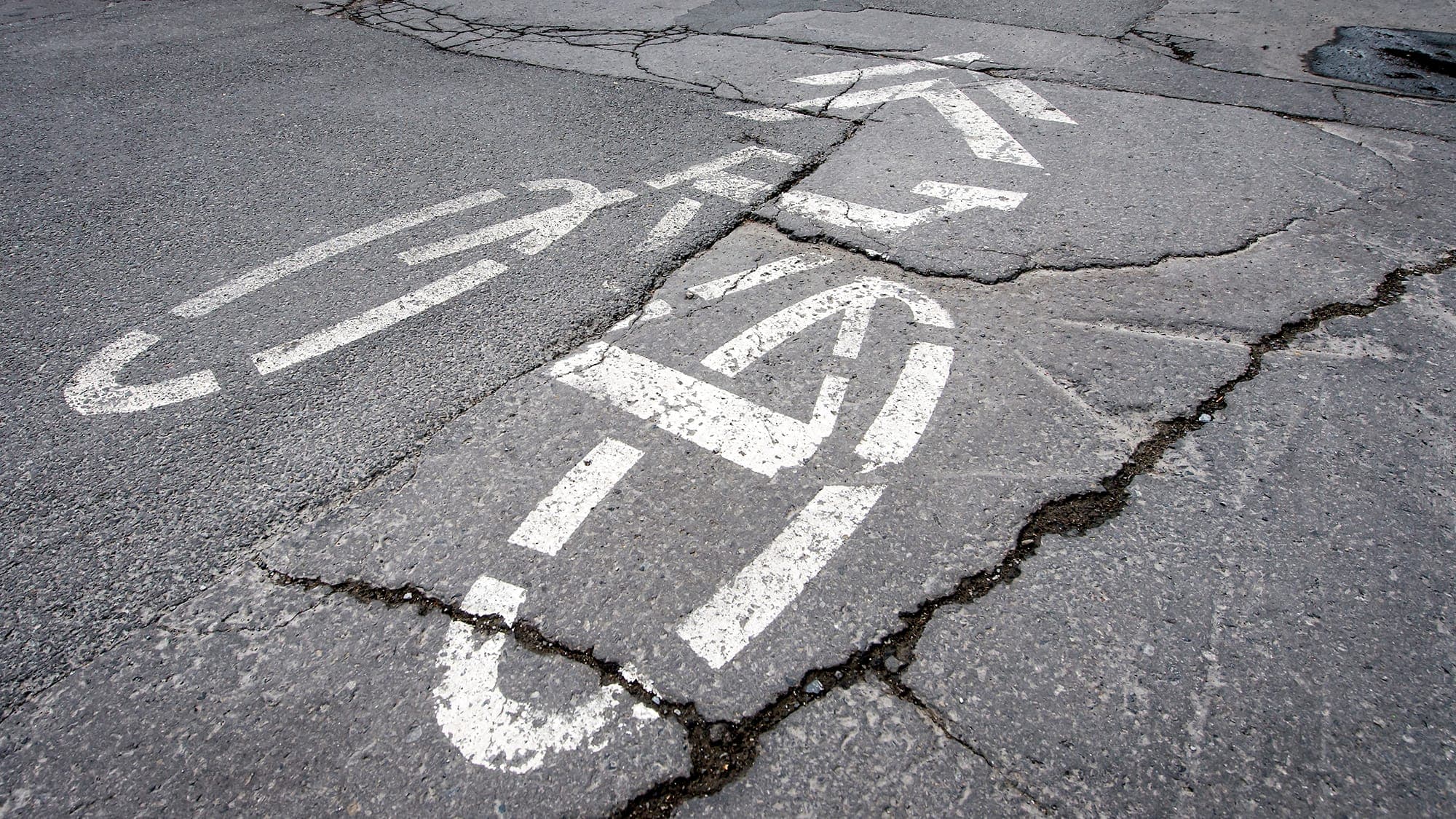 Les problèmes de crevasses de la voie cyclable sur la rue Masson, près de la rue Chapleau à Montréal.