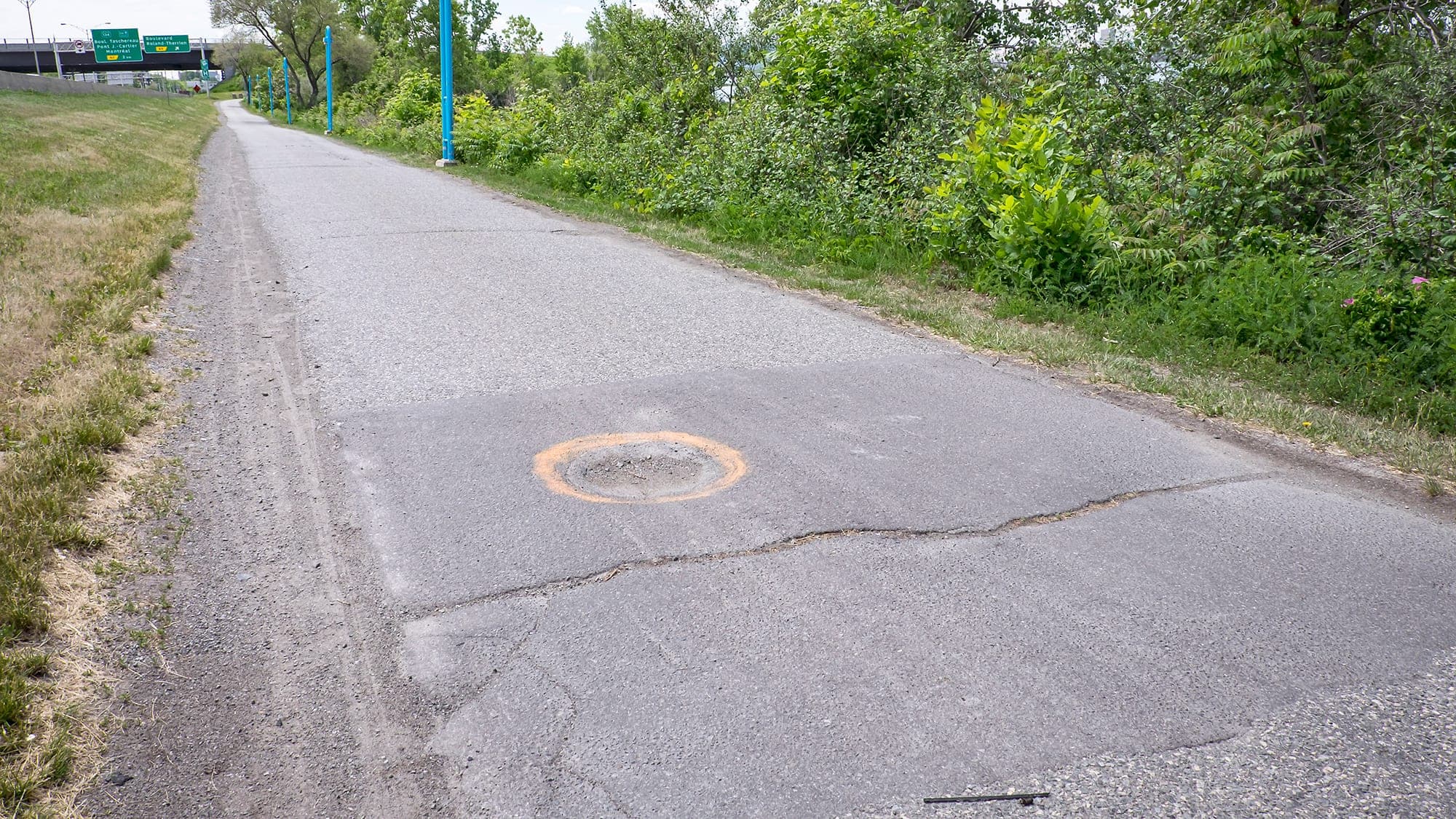 Des cyclistes nous ont signalé les nombreuses crevasses de la piste cyclable longeant la route 132, entre le boulevard Roland-Therrien et le boulevard Jean-Paul-Vincent à Longueuil.