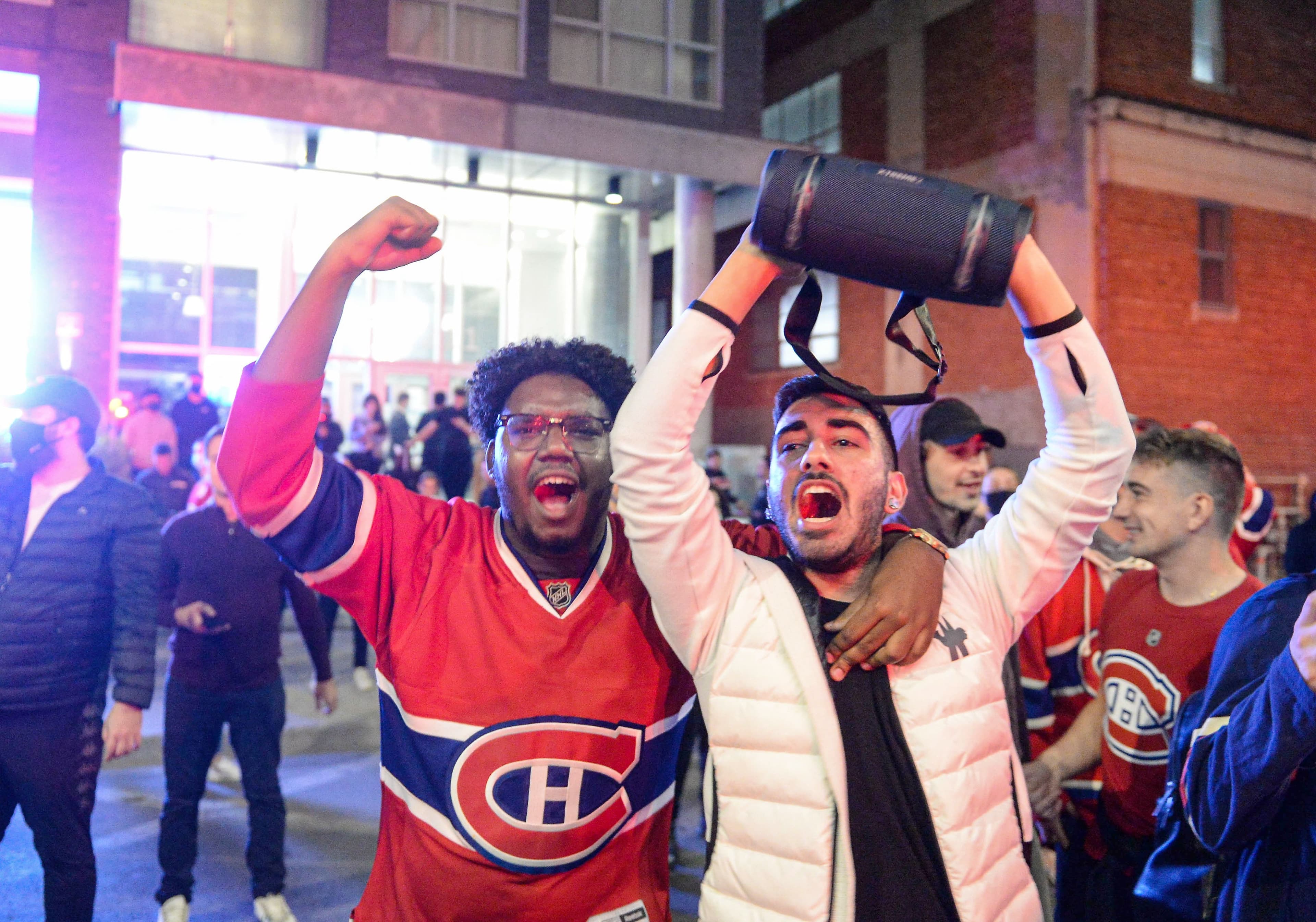 Des partisans du Canadien ont célébré la victoire de leurs favoris dans les rues de la métropole, lundi soir.