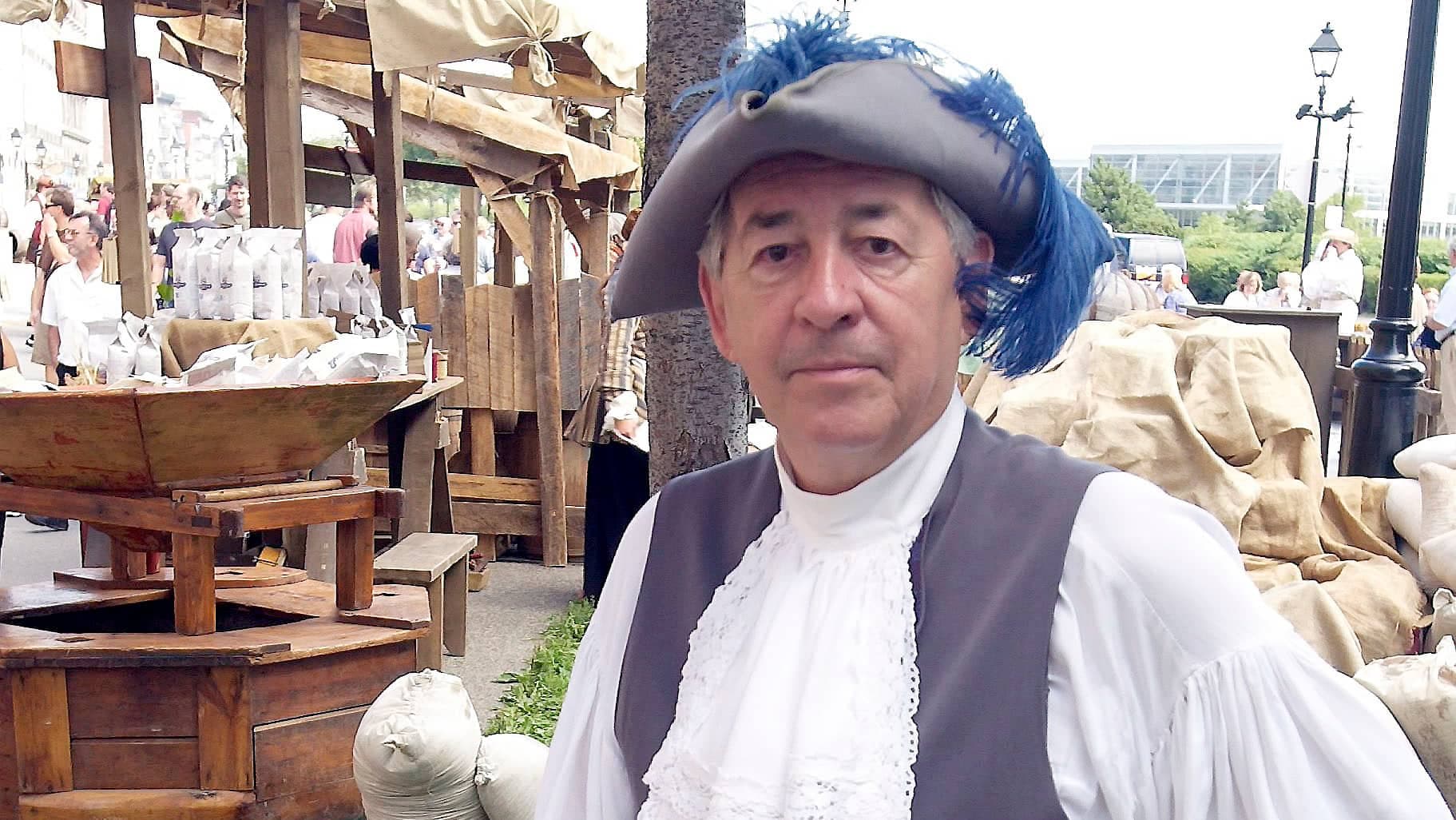 Durant plusieurs années, l’historien a participé au Marché public dans l’ambiance du 18e siècle, tenu à Montréal. Costumé, il se faisait un plaisir de partager ses connaissances avec les visiteurs.