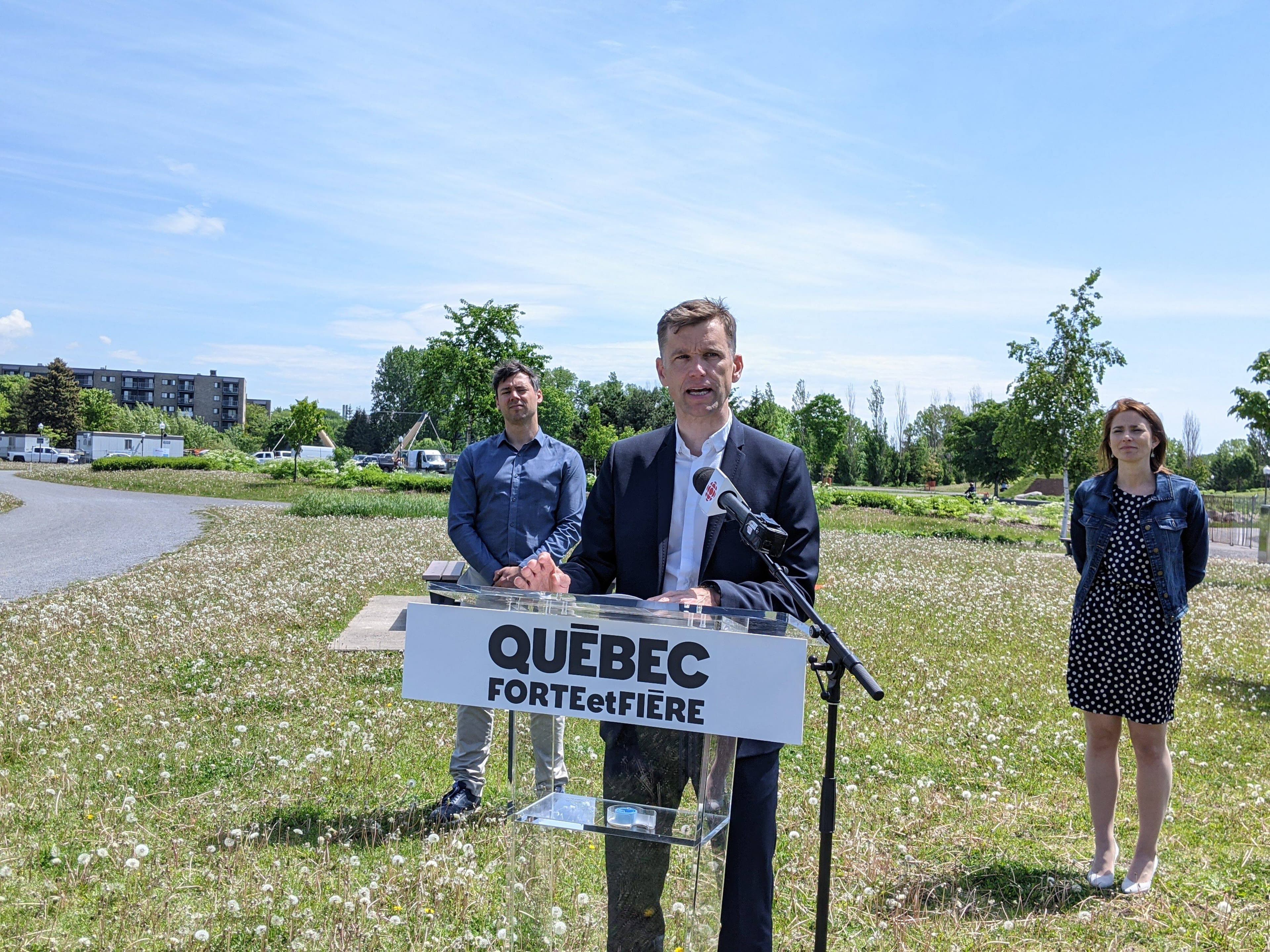 Le chef de Québec forte et fière, Bruno Marchand, en compagnie des candidats Pierre-Luc Lachance (Saint-Roch-Saint-Sauveur) et Catherine Vallières-Roland (Montcalm–Saint-Sacrement), lors d'une annonce le mercredu 2 juin 2021 au parc de la Pointe-aux-Lièvres.