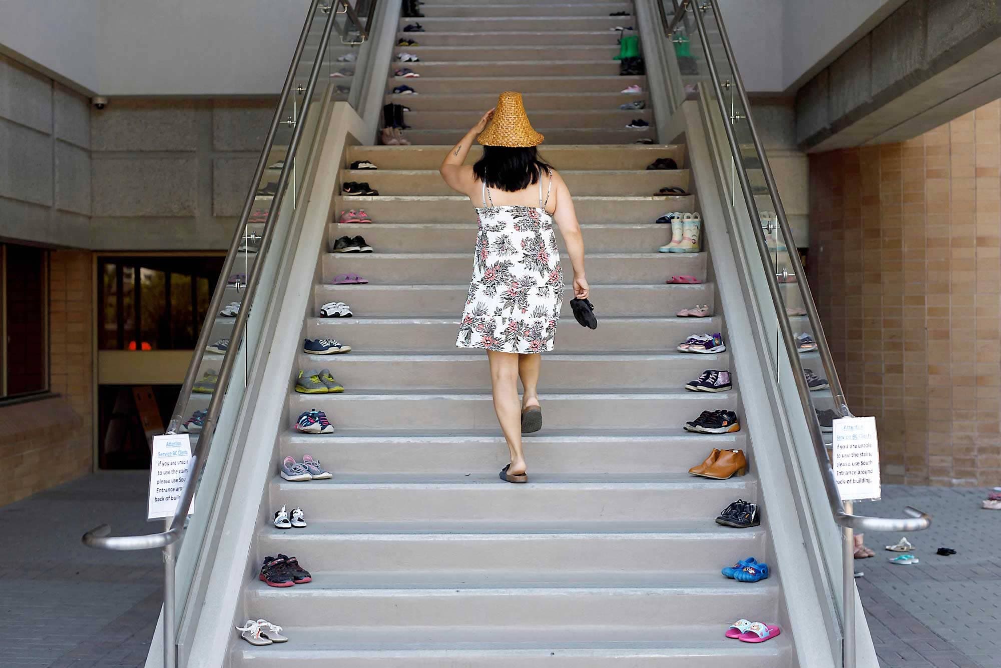 Bernadette Mack, de la Nation Nuxalk, place des chaussures sur les marches du Palais de justice de Kamloops.