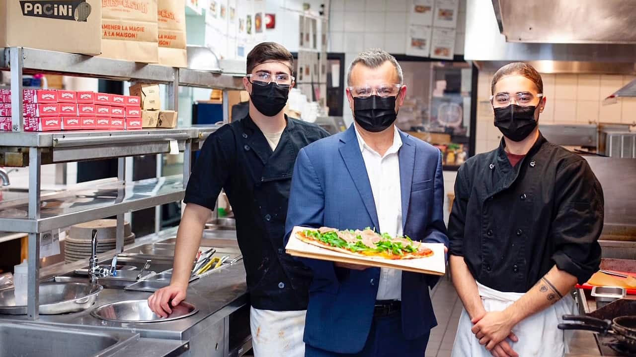 Le v.-p. exécutif des Restaurants Pacini, Laflèche Francoeur, entouré de William Sargent et de Jonathan Harpin, tous deux cuisiniers du Pacini de Sainte-Julie, en Montérégie.