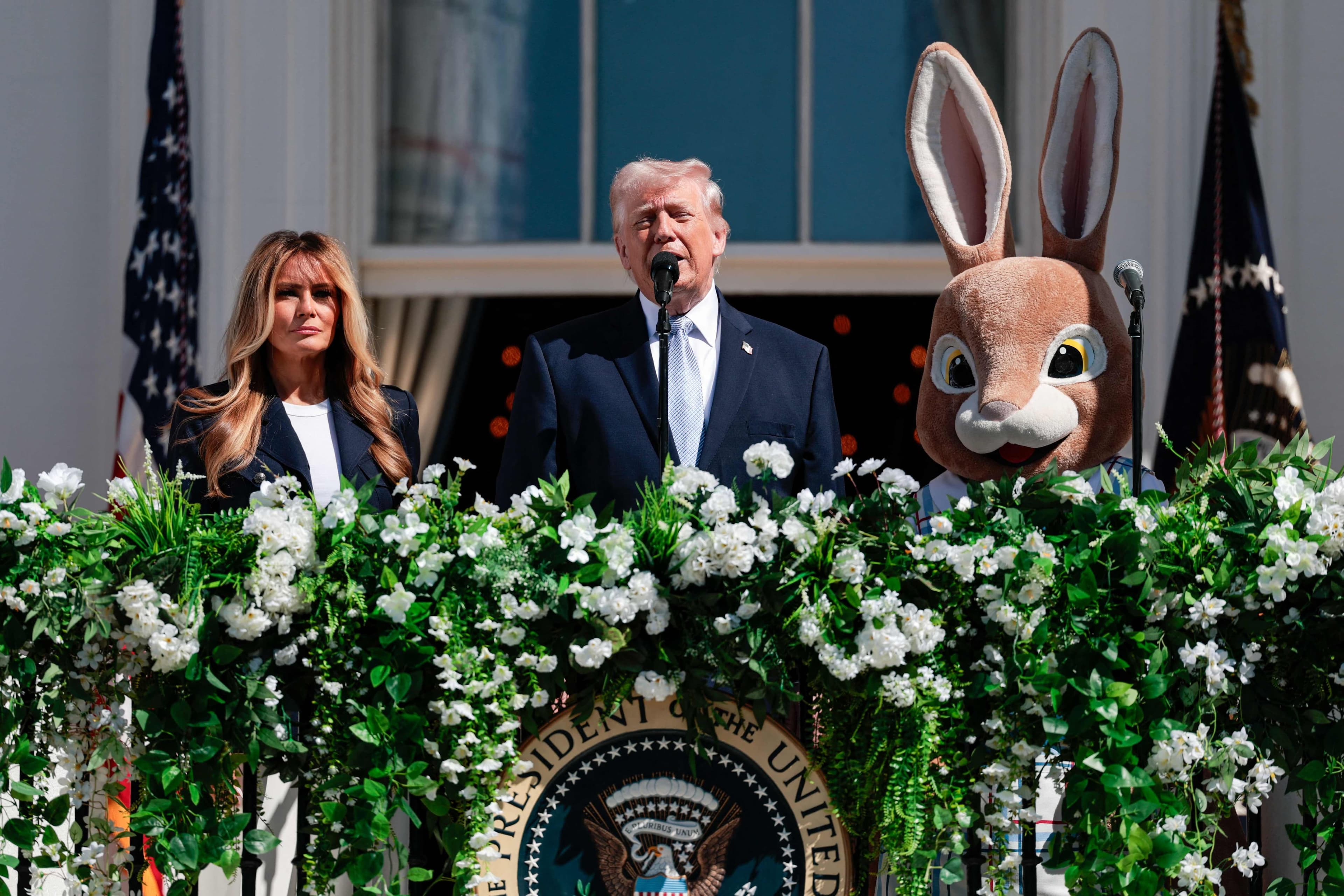 Le président américain, Donald Trump, et la première dame, Melania Trump, s’adressent à la foule alors qu’ils organisent la chasse aux œufs de Pâques annuelle sur la pelouse sud de la Maison-Blanche le 6 avril 2026.