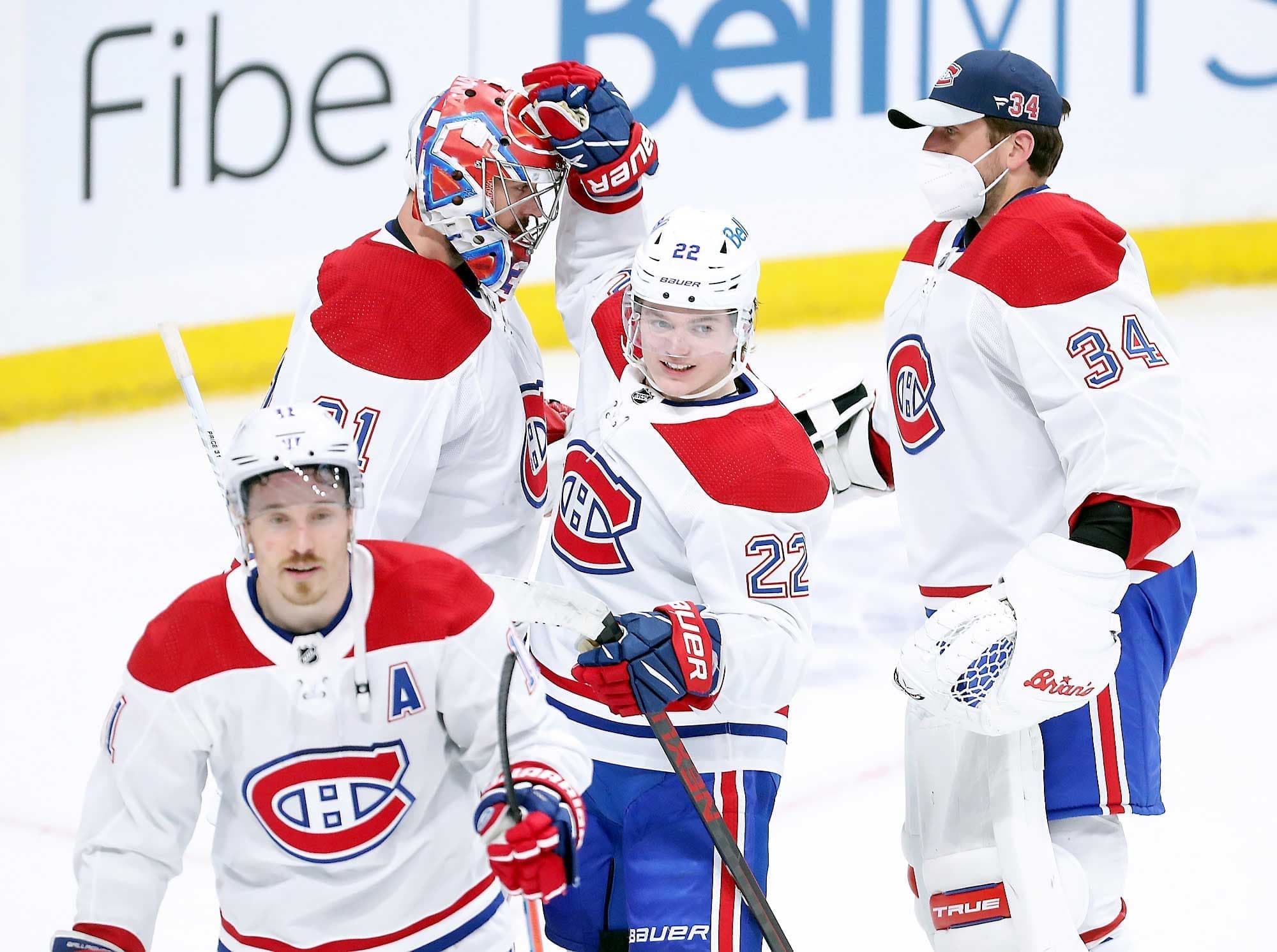 Les joueurs félicitent Carey Price après la victoire de 1-0 sur les Jets de Winnipeg lors du deuxième match de la série de deuxième tour, hier.