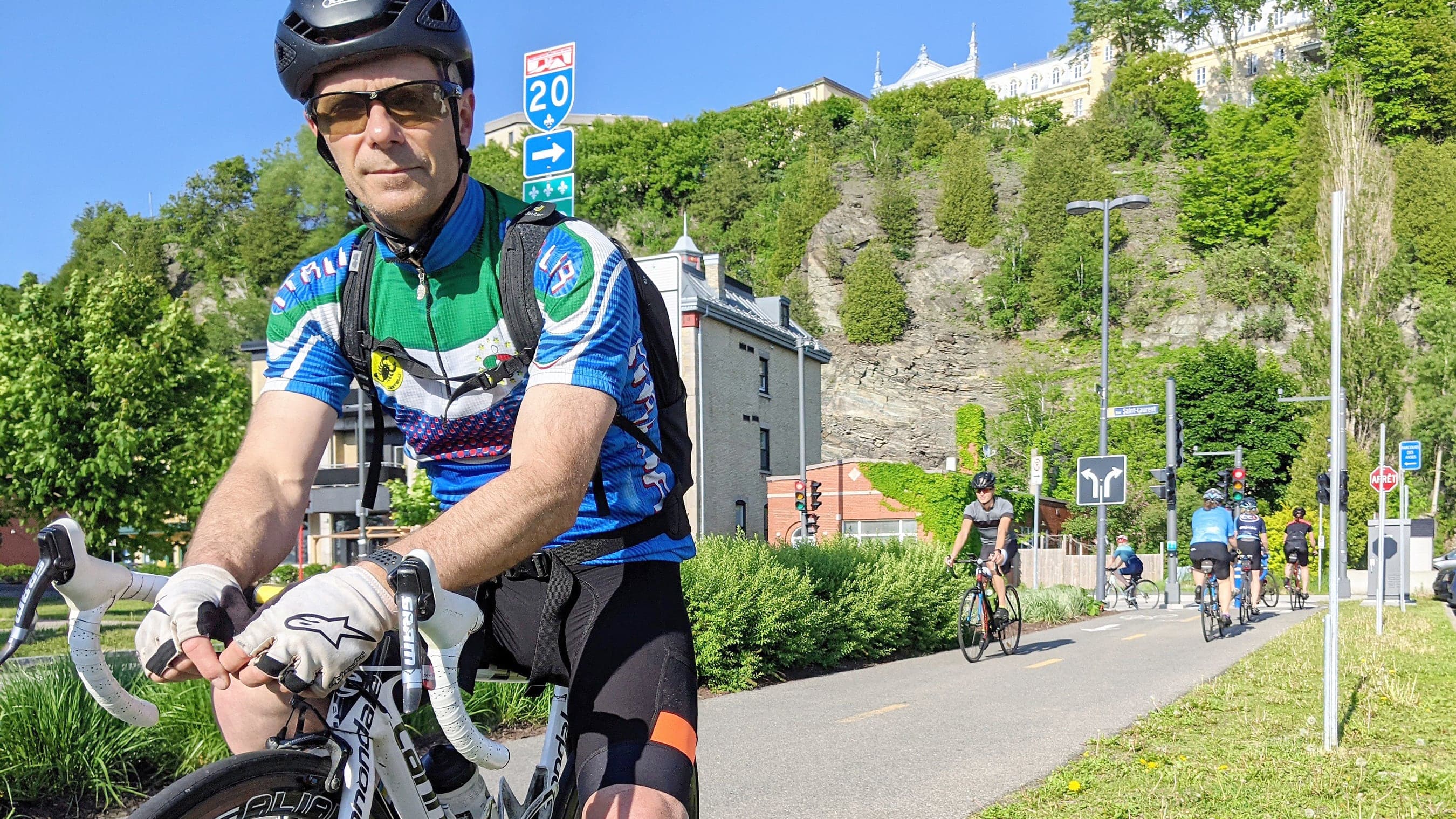 Tous les matins, Claude Samson quitte Lévis en utilisant le traversier pour ensuite se rendre au travail dans le secteur de Vanier. Le cycliste, photographié à proximité de la traverse, a modifié son parcours en raison du danger.
