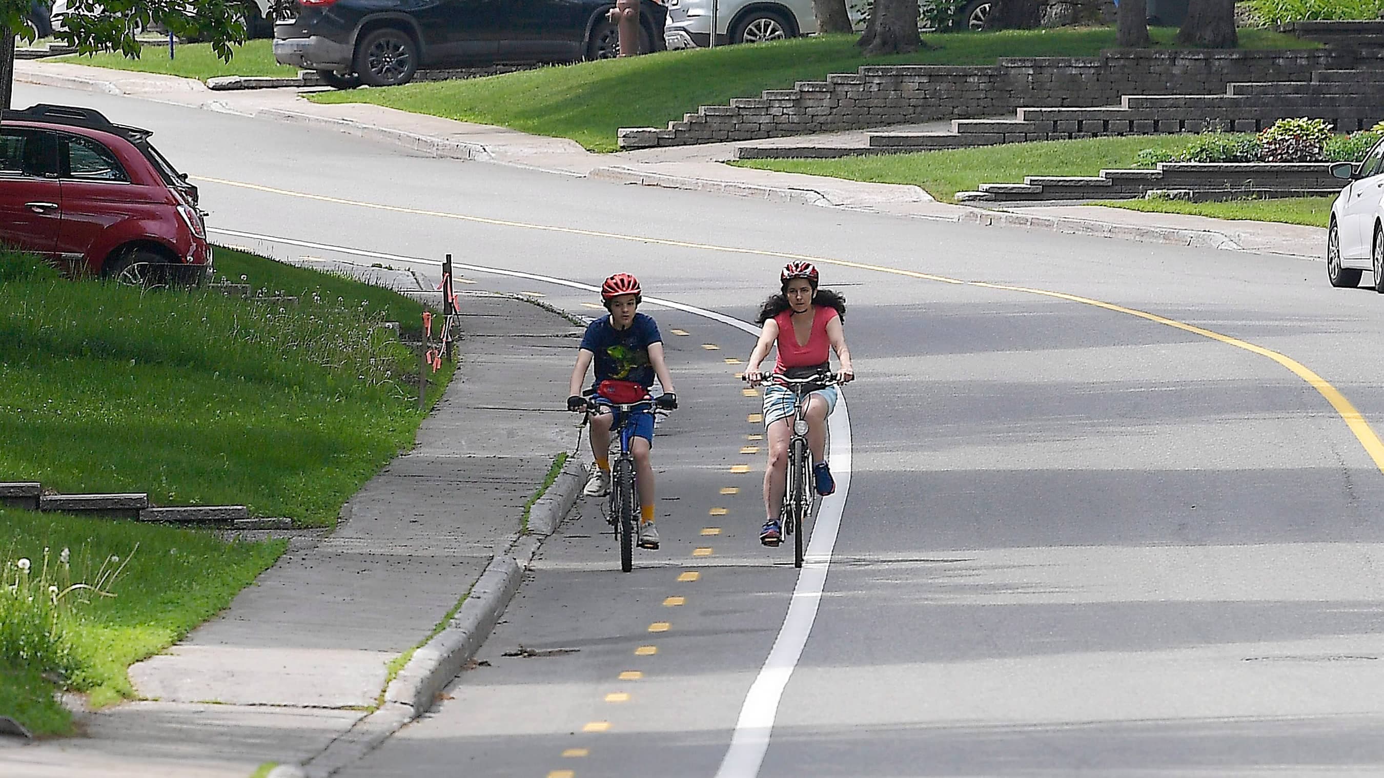 Sur la rue de la Promenade-des-sœurs, toujours à Cap-Rouge, la bande cyclable bidirectionnelle, du même côté de la chaussée, exige que des cyclistes circulent à contresens du trafic.