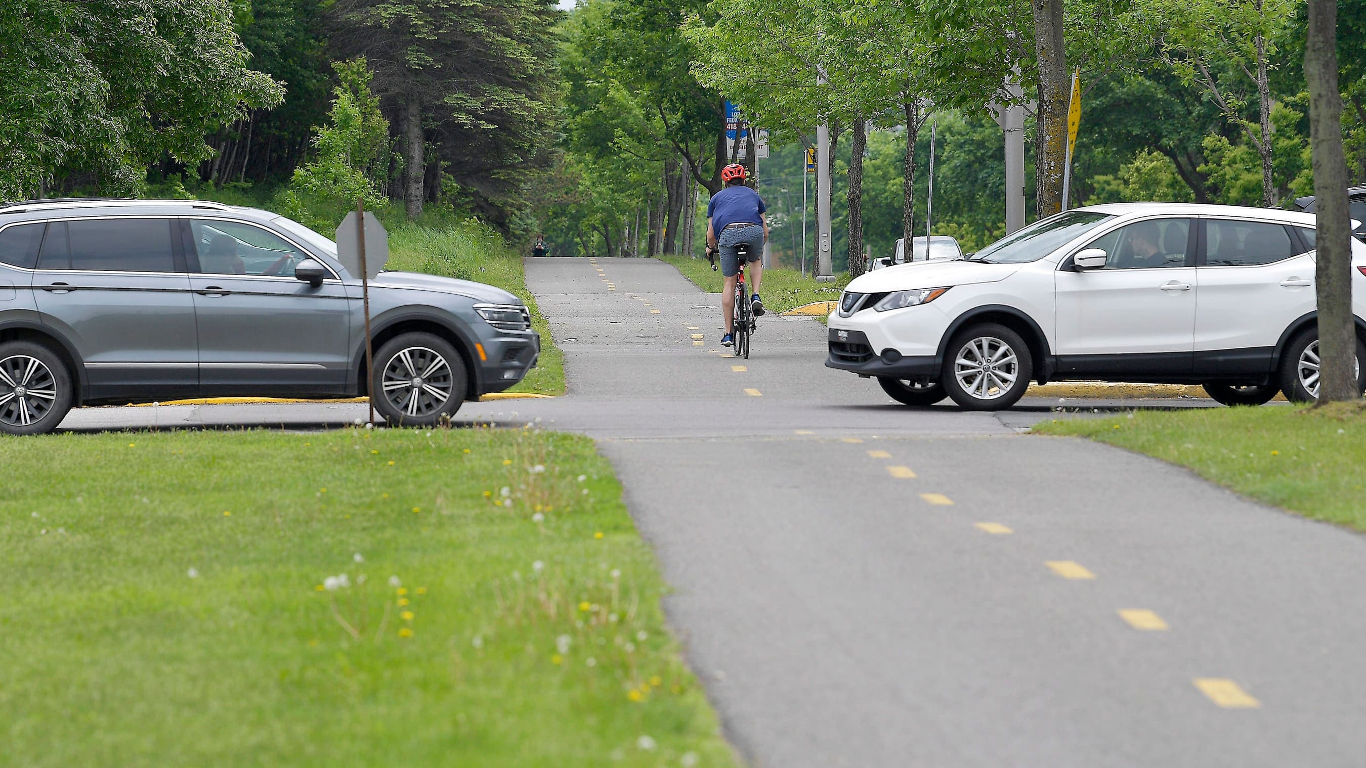 En 2009, un document de l’INSPQ jugeait dangereuses les bandes cyclables bidirectionnelles qui croisent plusieurs rues ou entrées commerciales et industrielles. Douze ans plus tard, il en reste toujours, comme sur la route Jean-Gauvin, dans le secteur de Cap-Rouge.