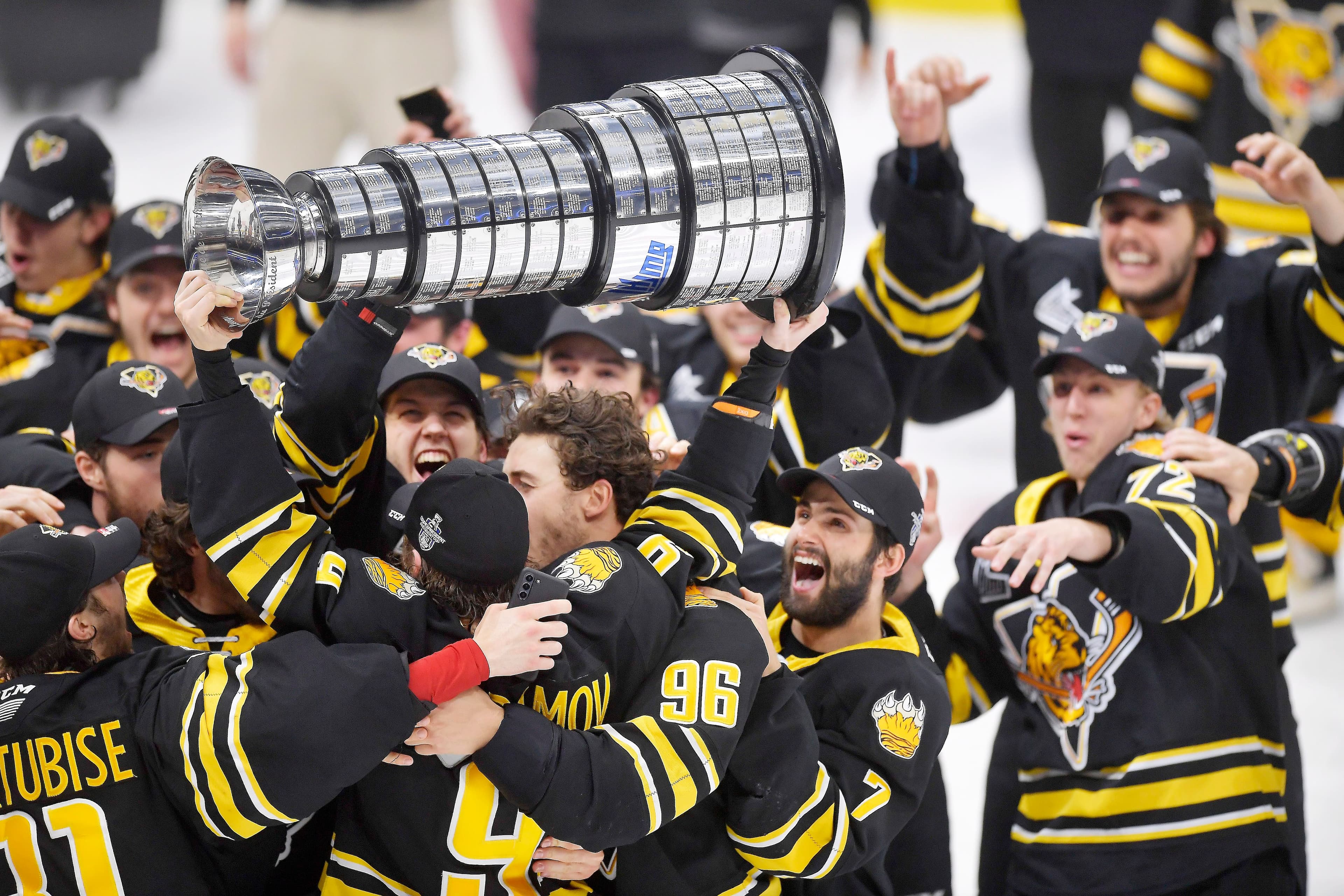 Les Tigres de Victoriaville ont soulevé la coupe du Président pour la première fois depuis 2002, samedi au Centre Vidéotron.