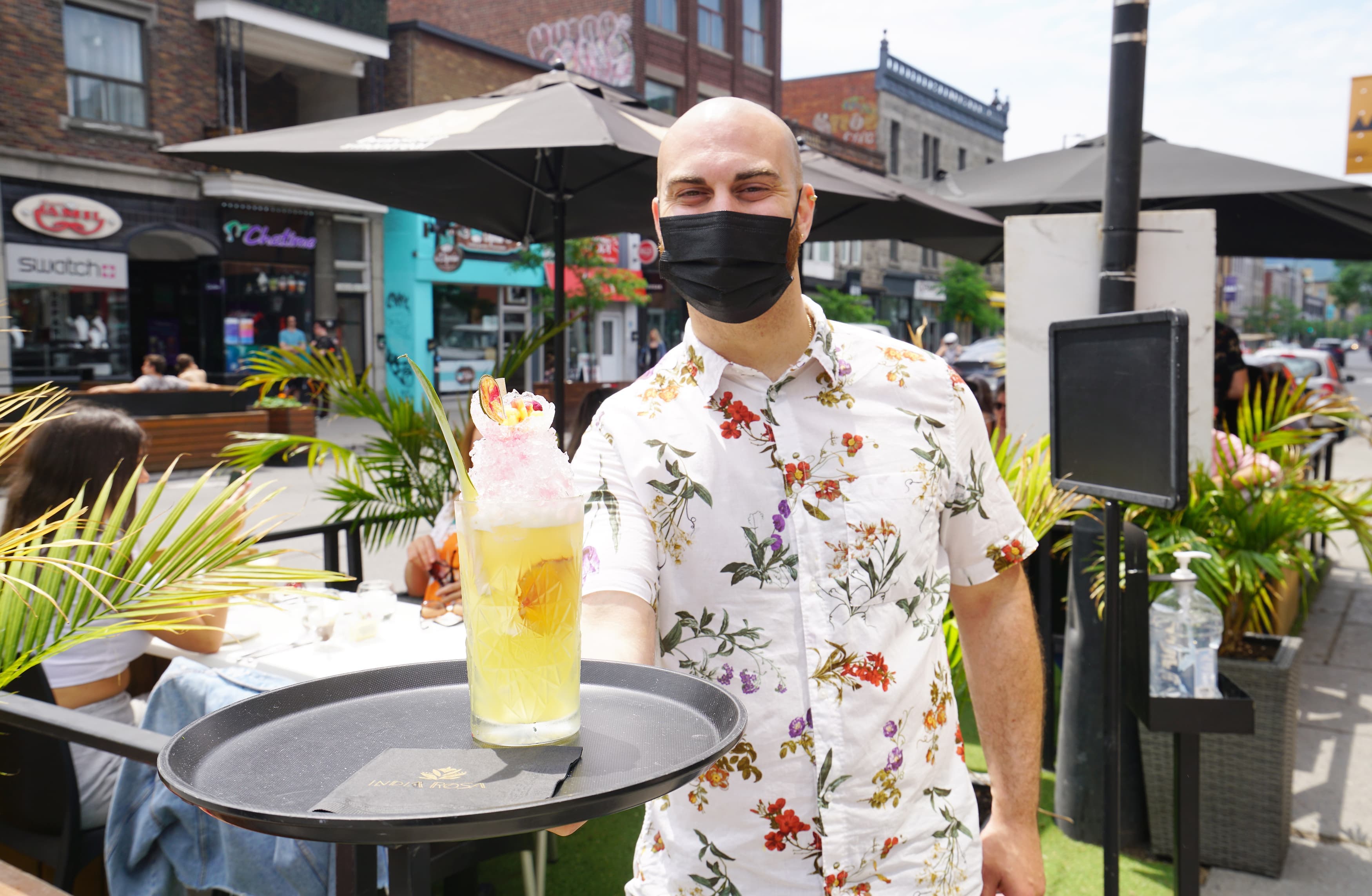 Pour Michelangelo Miceli, mixologue et assistant-gérant du India Rosa, dans l’arrondissement Le Plateau-Mont-Royal, c’est avec joie et fébrilité que l’on retrouve un peu de normalité grâce à la réouverture des salles à manger après neuf mois de fermeture.