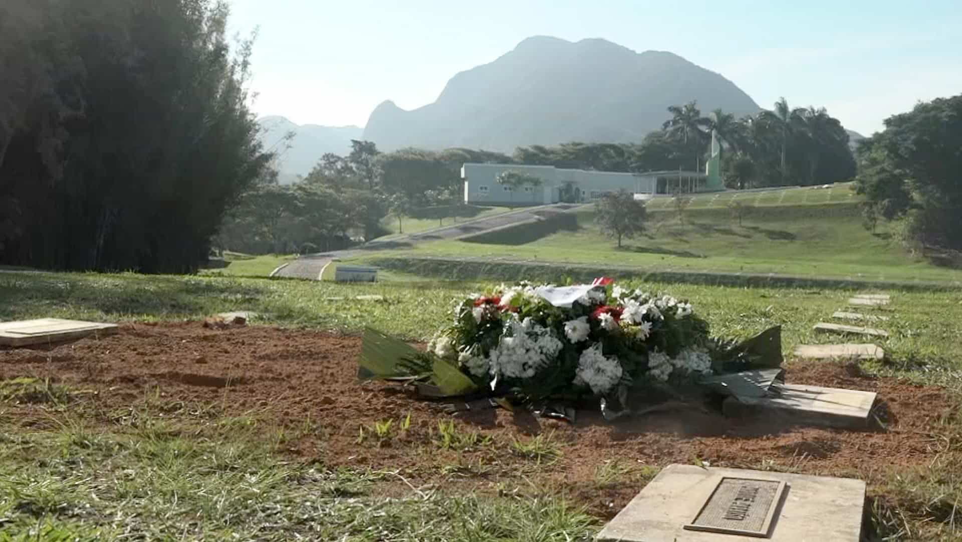 La tombe de M. Brûlé recouverte de fleurs, peu de temps après ses funérailles.