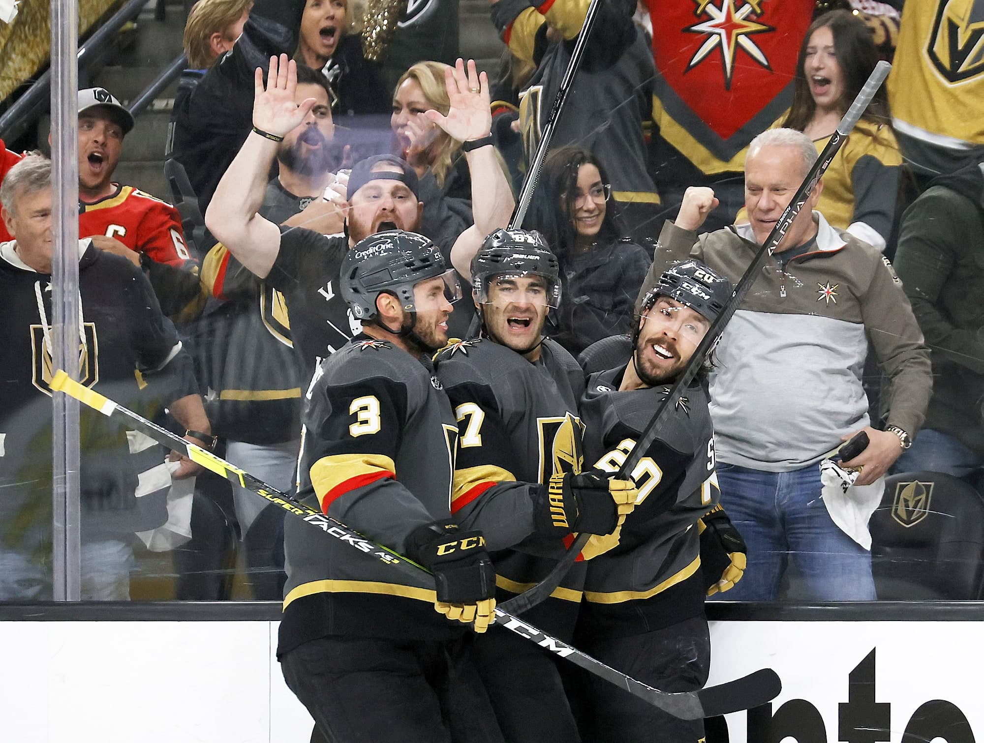 Après avoir marqué contre l’Avalanche du Colorado la semaine dernière, Max Pacioretty a été félicité par ses coéquipiers Brayden McNabb et Chandler Stephenson.