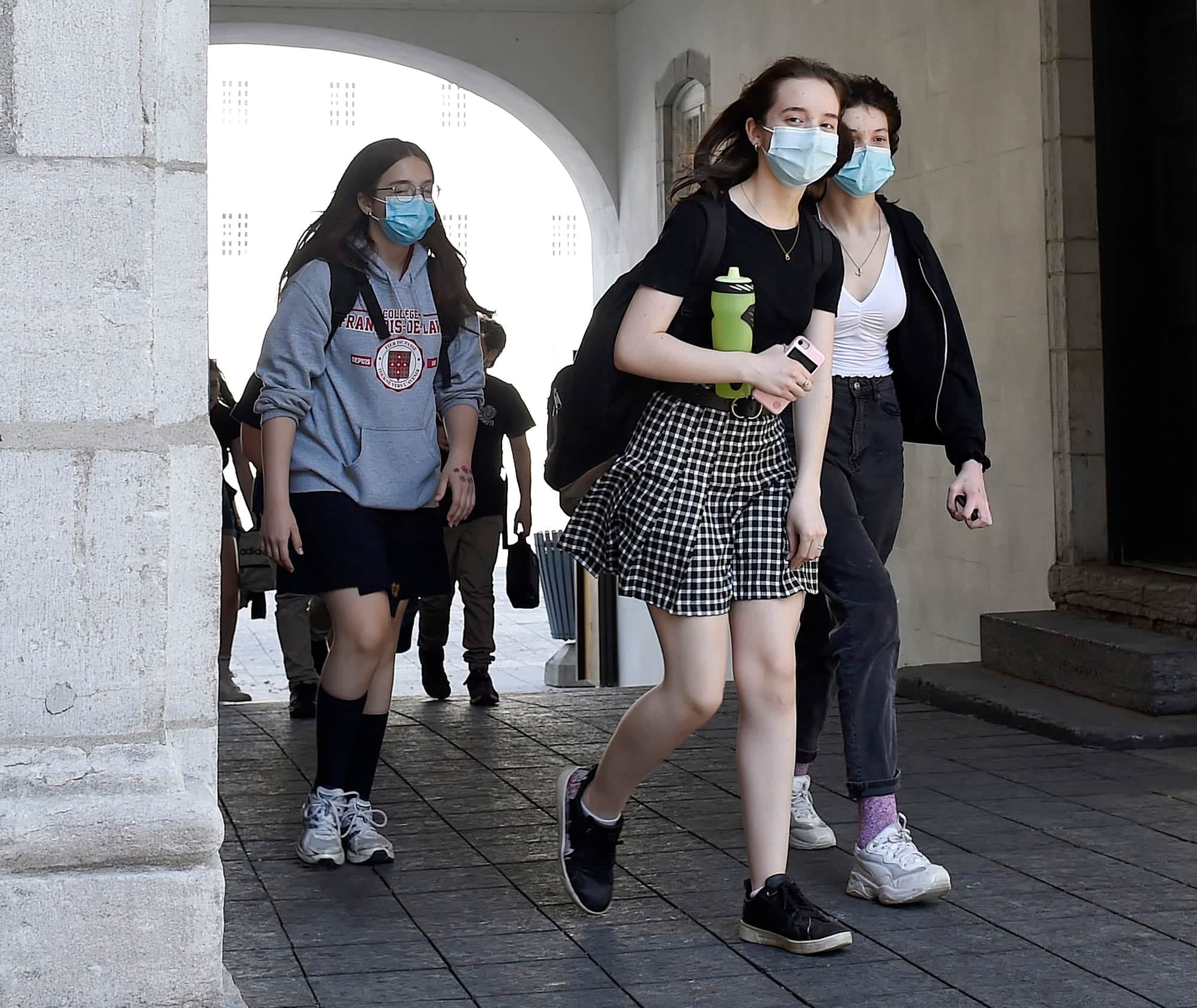 Des élèves masquées à la sortie des cours au Collège François-de-Laval, dans le Vieux-Québec, hier.