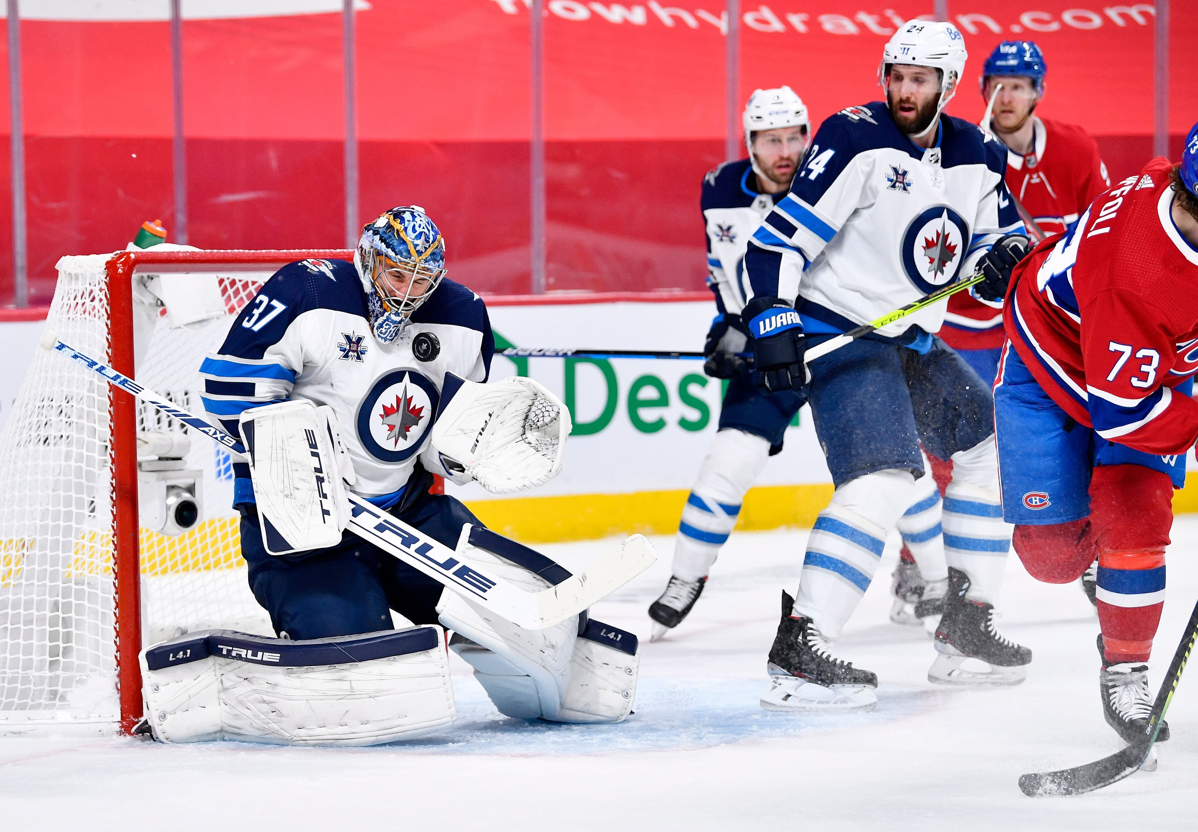 Connor Hellebuyck a été excellent hier, mais ça n’a pas été suffisant pour garder les siens en vie.