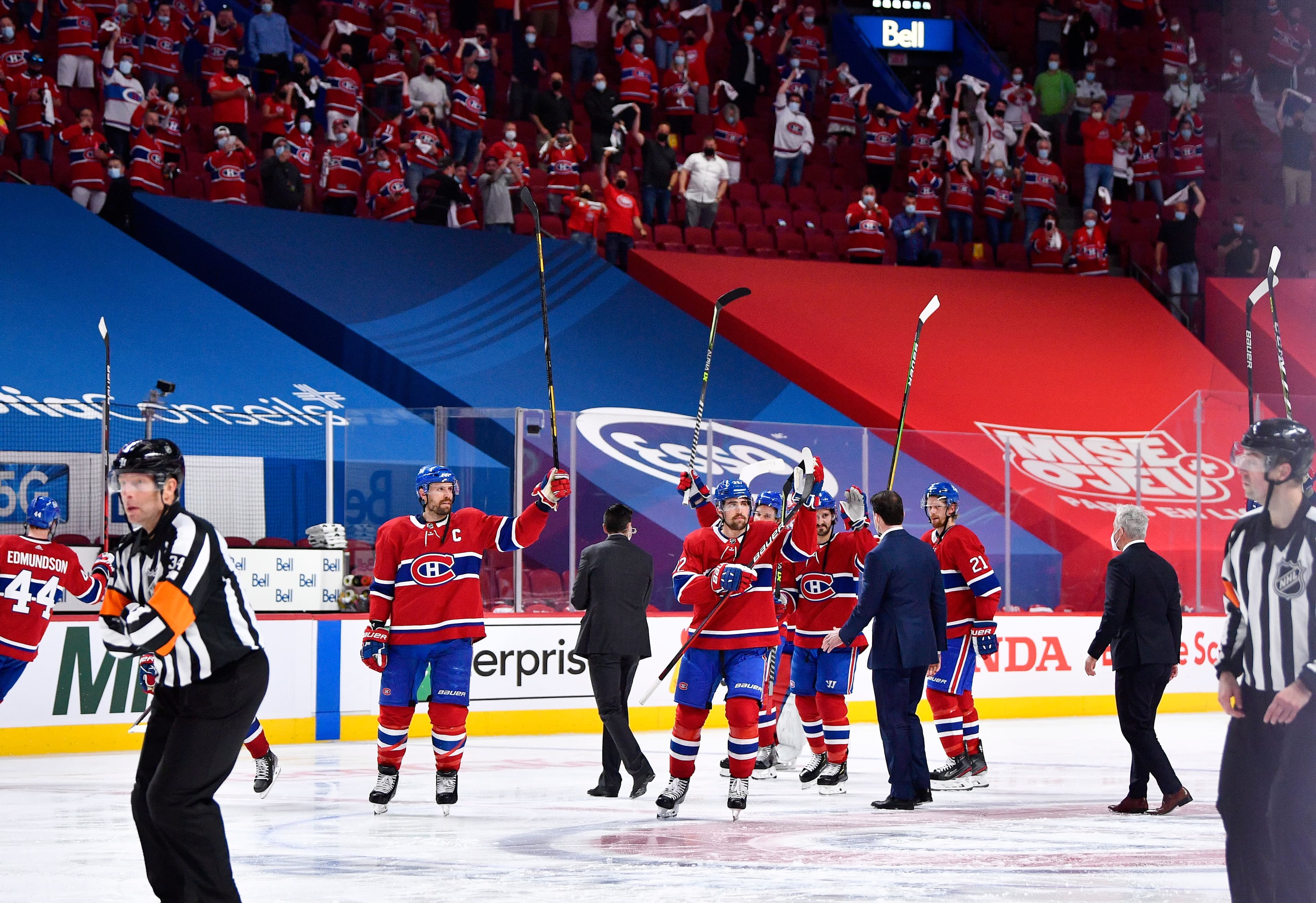 Les joueurs du Canadien ont salué la foule après la victoire de lundi, au Centre Bell.