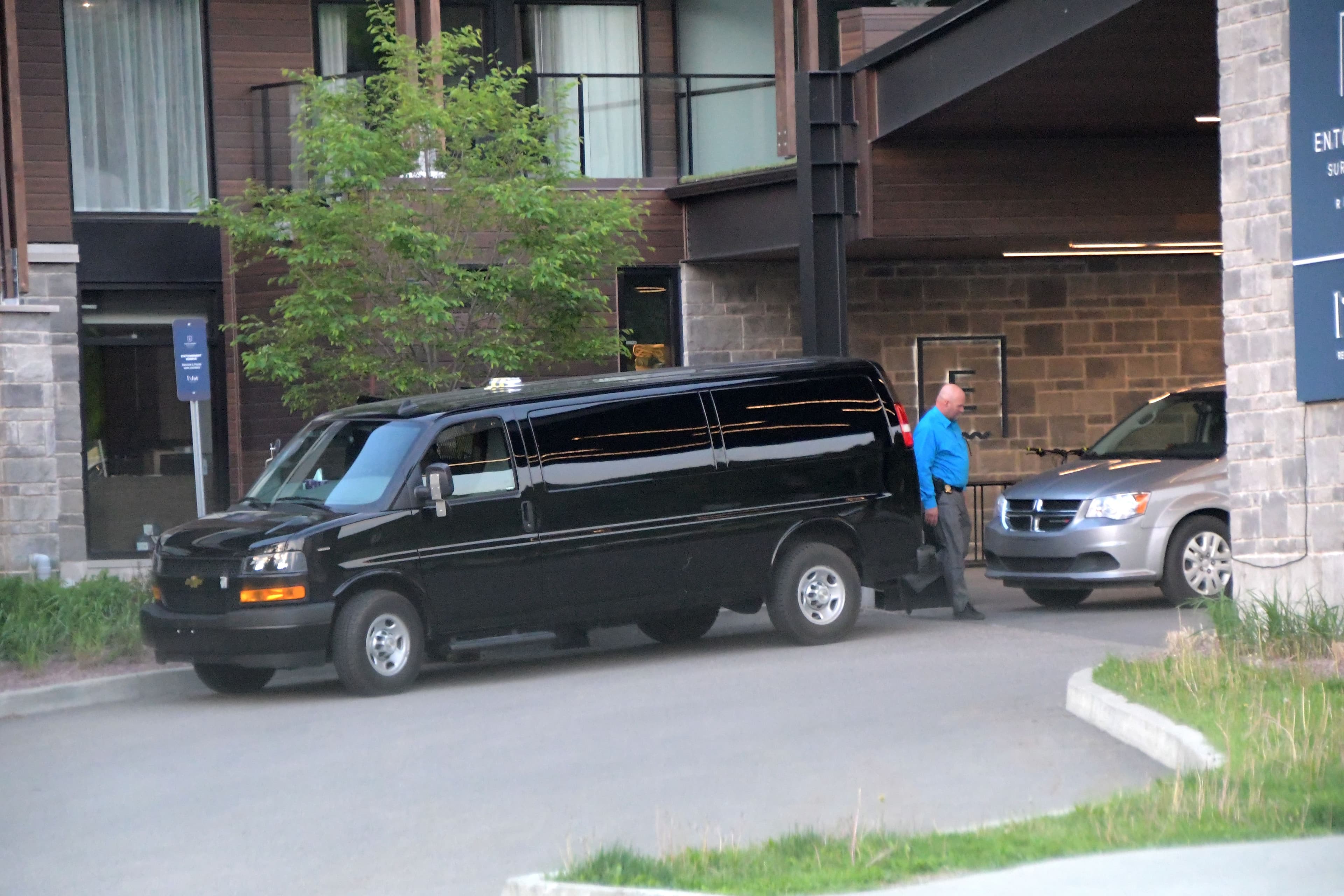 Des techniciens en scène de crime de la SQ ont effectué lundi des expertises à l’hôtel Entourage sur-le-Lac.