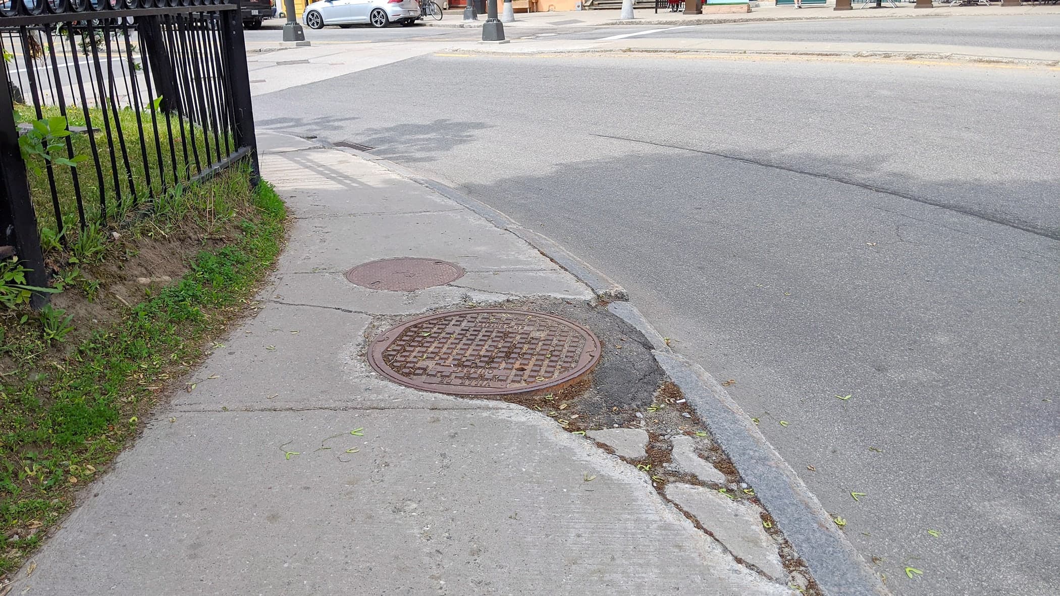 Des témoins ont raconté qu’il arrive que des camions lourds empiètent encore sur le trottoir, comme en témoigne l’état de dégradation de la chaîne de rue.