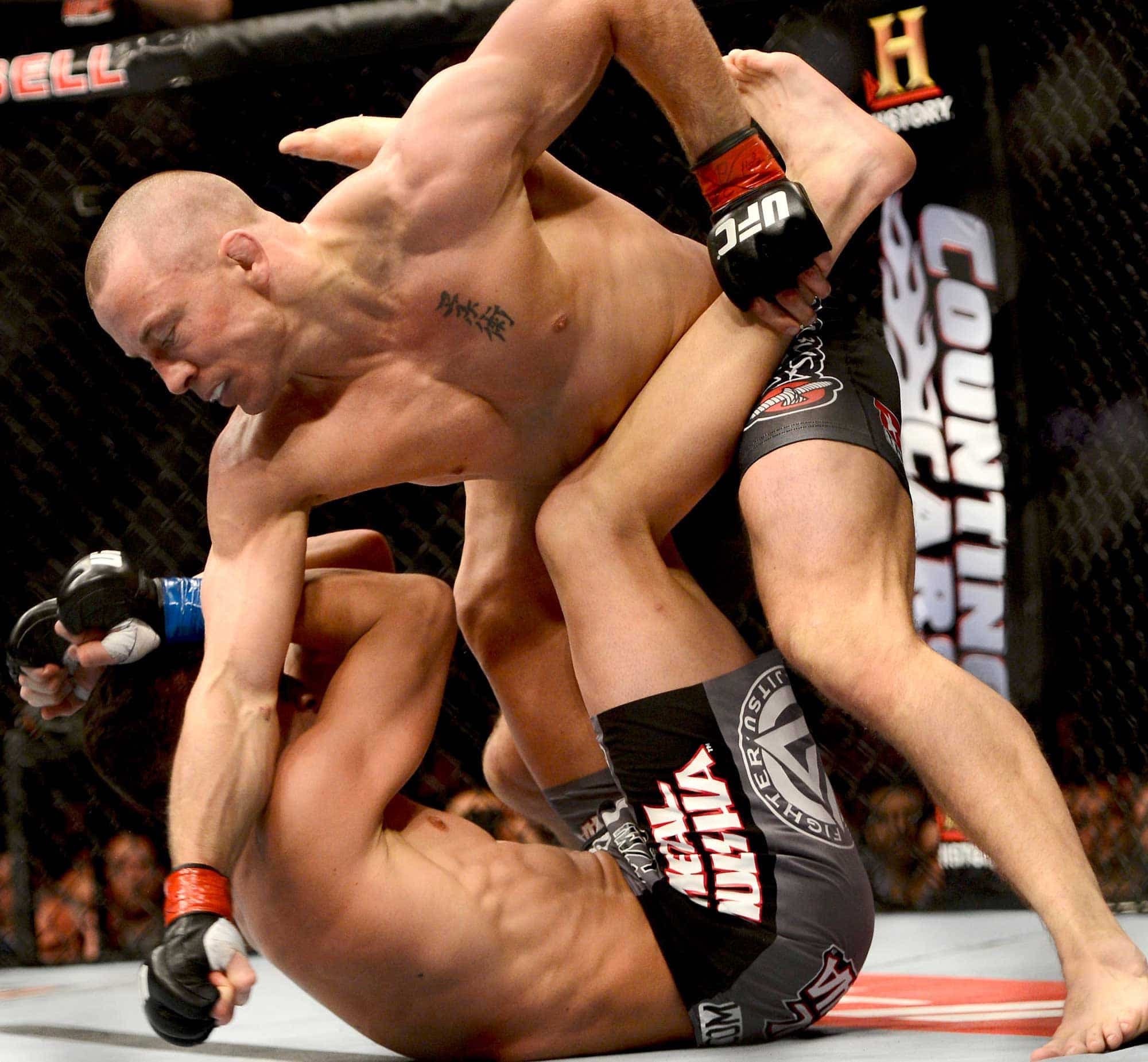 Georges St-Pierre en action contre Nick Diaz au Centre Bell en 2013.