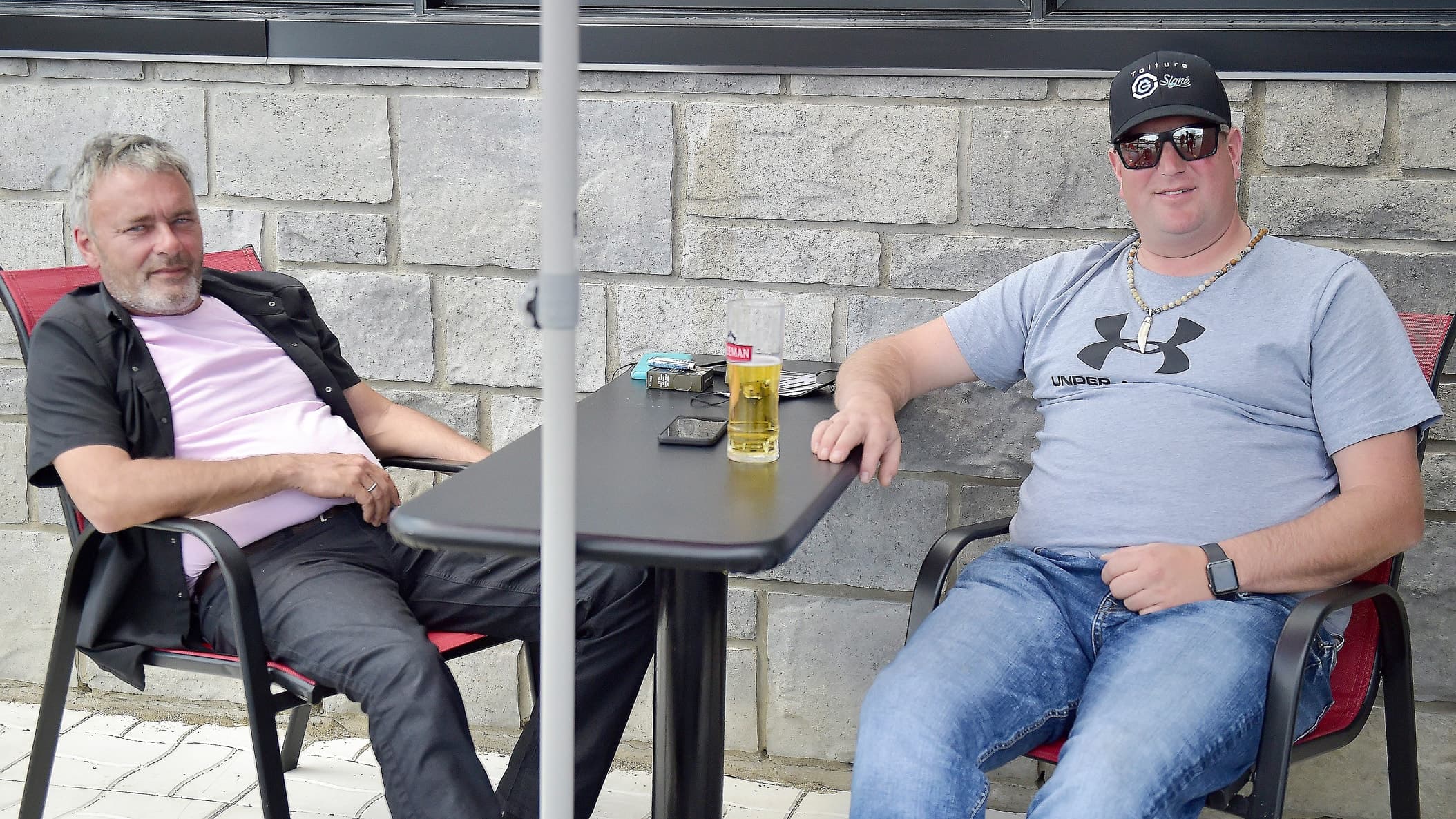 Michel D’Amours et Martin Genest ont profité d’un après-midi ensoleillé, vendredi, pour déguster leur première bière sur la terrasse du bar La Rochelène, à Beauport.