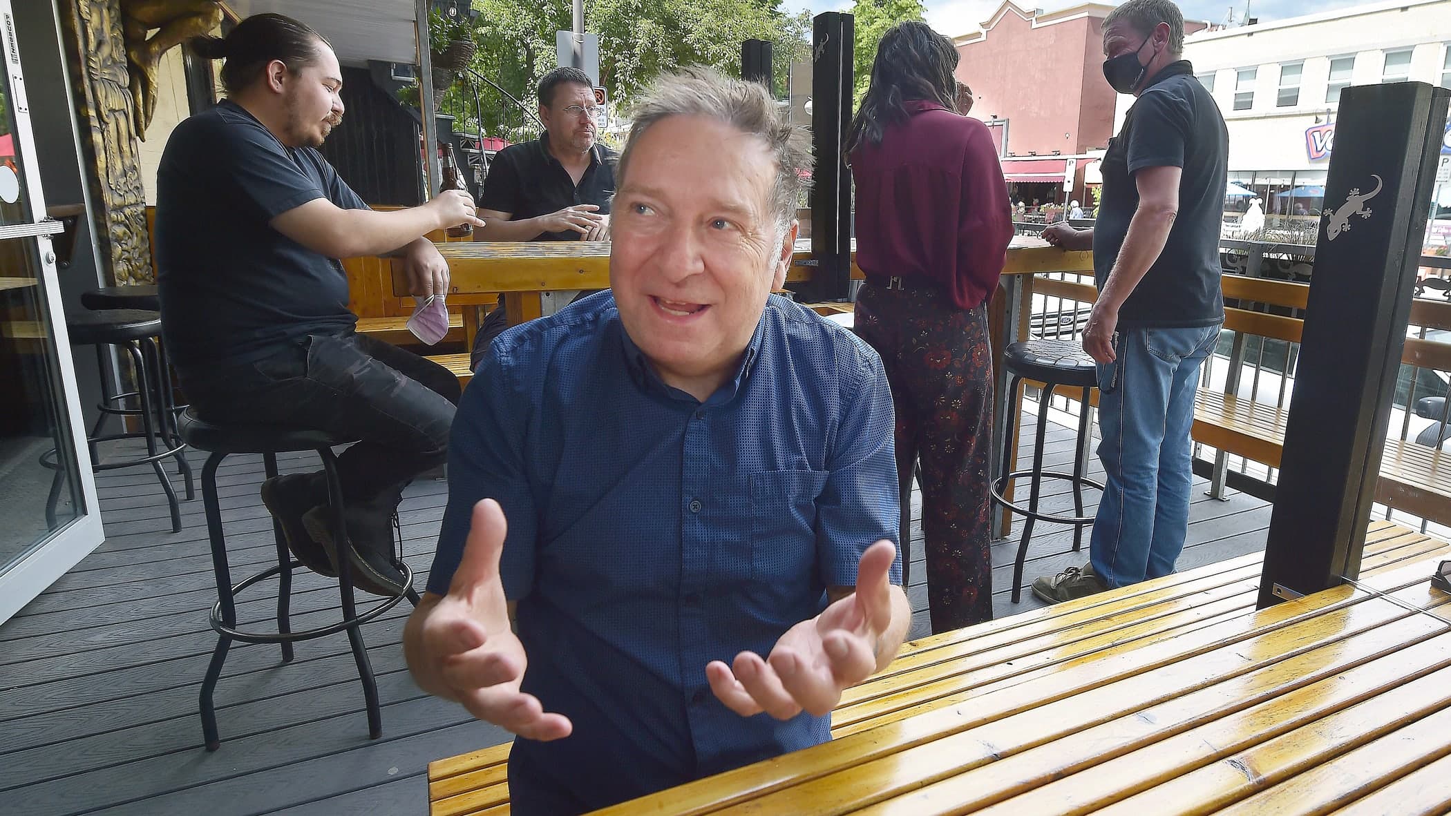 Alain Slythe, propriétaire du bar Le Bal du Lézard, dans Limoilou, est enthousiaste à l’idée de retrouver sa clientèle habituelle, même s’il s’attend à devoir jouer à la police.