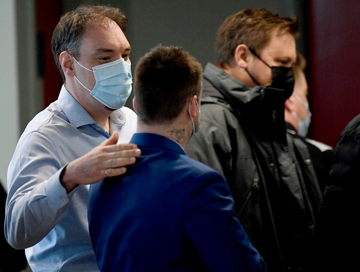 Jean-Dominic Lemieux, père d’Emma, soutient Daniel Fortin, père de Jackson, après le touchant témoignage de ce dernier, qui arbore maintenant au cou le tatouage d’un dessin fait par son fils.