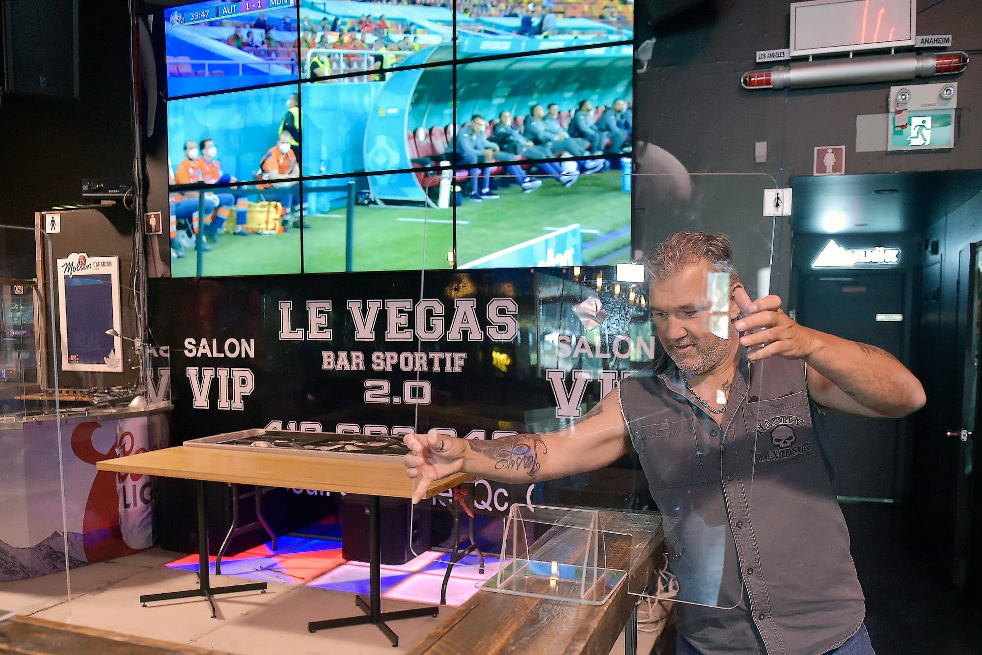 Richard Poulain, du bar sportif Vegas 2.0 à Québec, se prépare à la réouverture de son établissement et à la venue des amateurs de hockey.