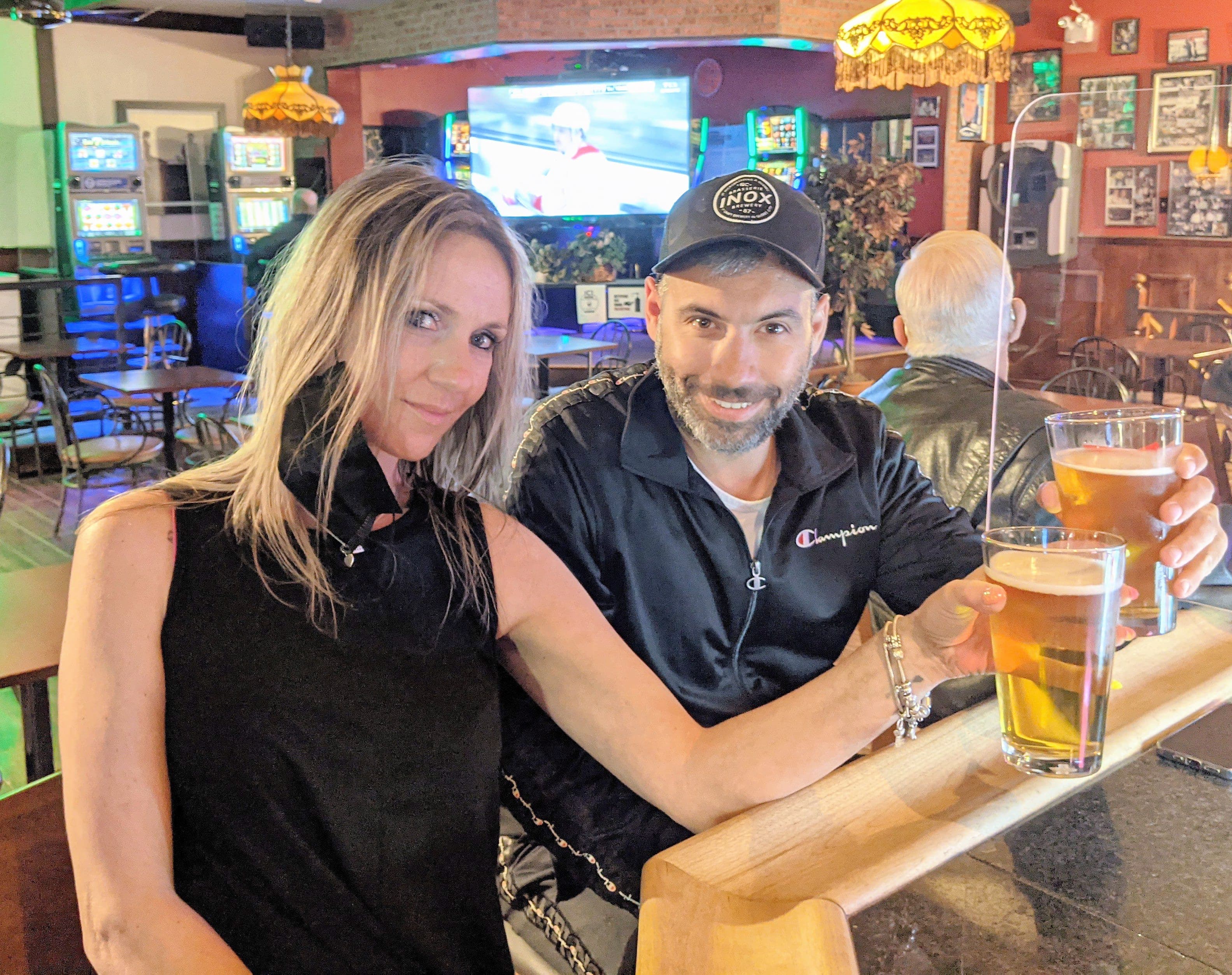 Isabelle Poirier, barmaid, et Mathieu Castilloux propriétaire du bar Borsalino à L’Ancienne-Lorette.
