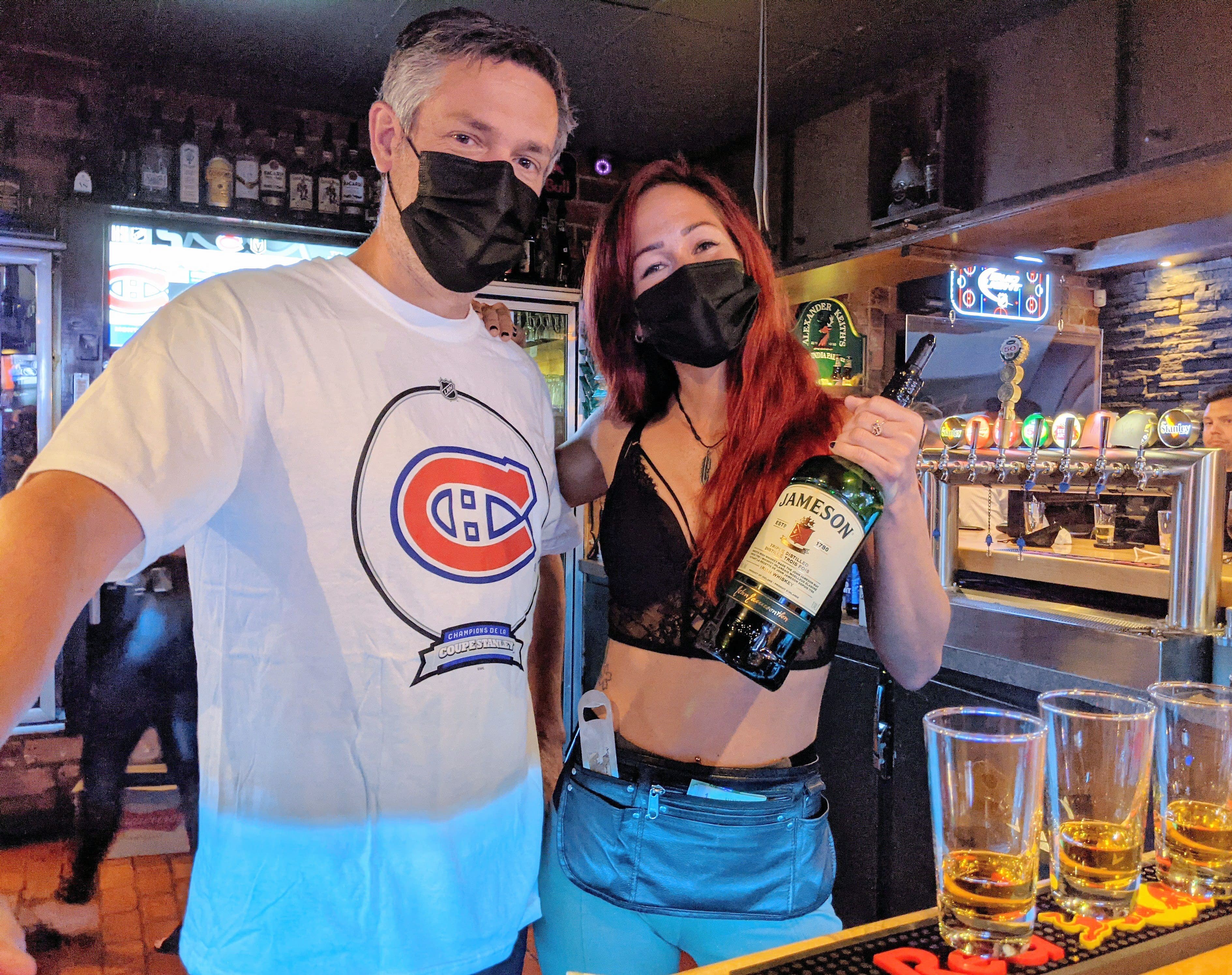 Pierre Cuerrier, propriétaire du bar Chez Stanley et Véronique Gauthier.